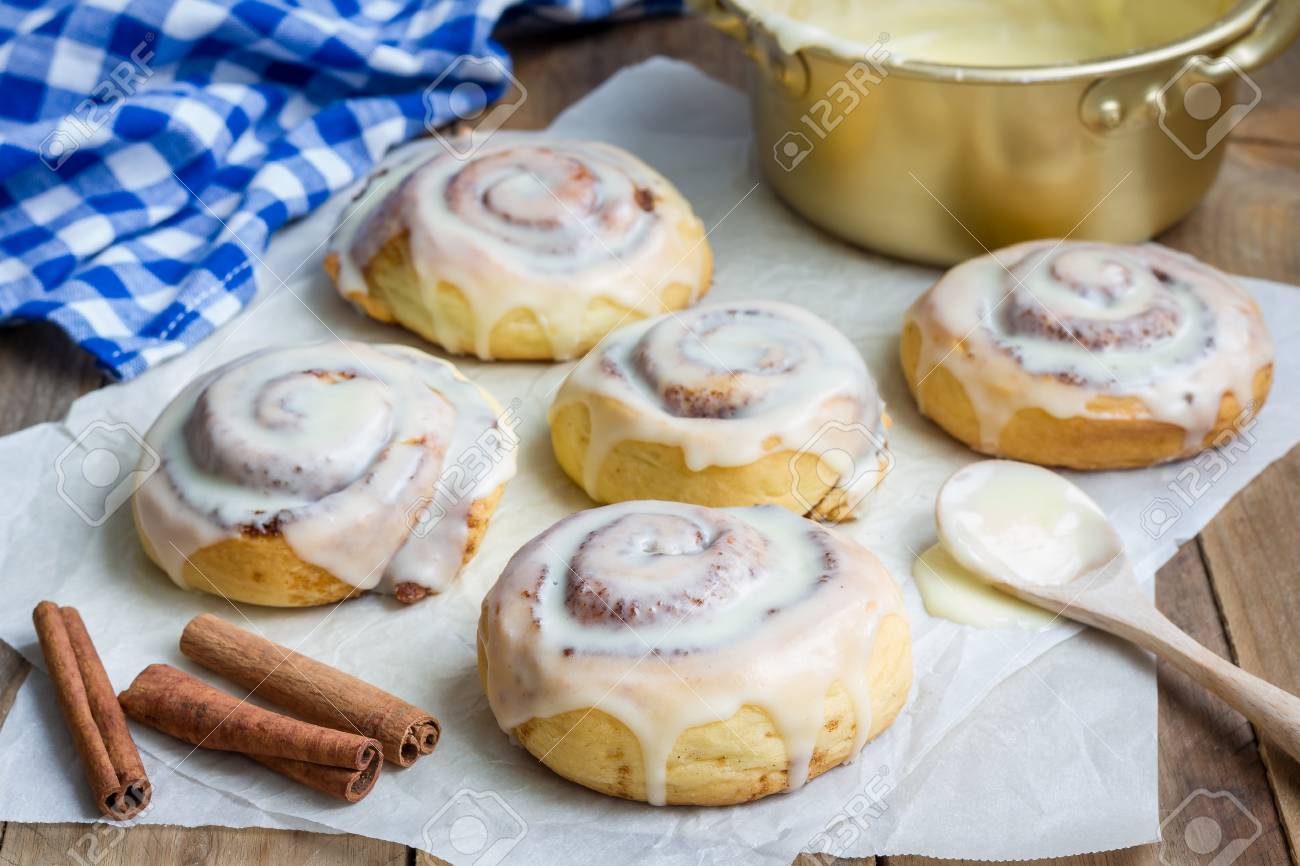 Selbst Gemachte Cinnabons Zimtschnecken Mit Frischkase Glasur Lizenzfreie Fotos Bilder Und Stock Fotografie Image 49264906