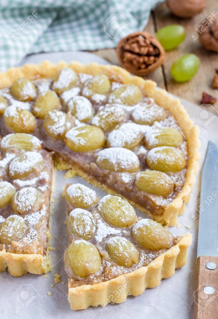 Tarte De Raisin A La Pate Sablee Maison Avec Praline De Noix Verticale Gros Plan Banque D Images Et Photos Libres De Droits Image