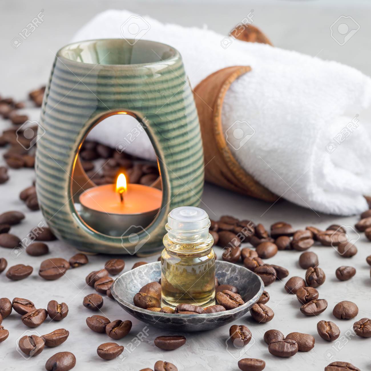 編まれたマット スパ背景 正方形フォーマットのコーヒー精油で香りランプ の写真素材 画像素材 Image