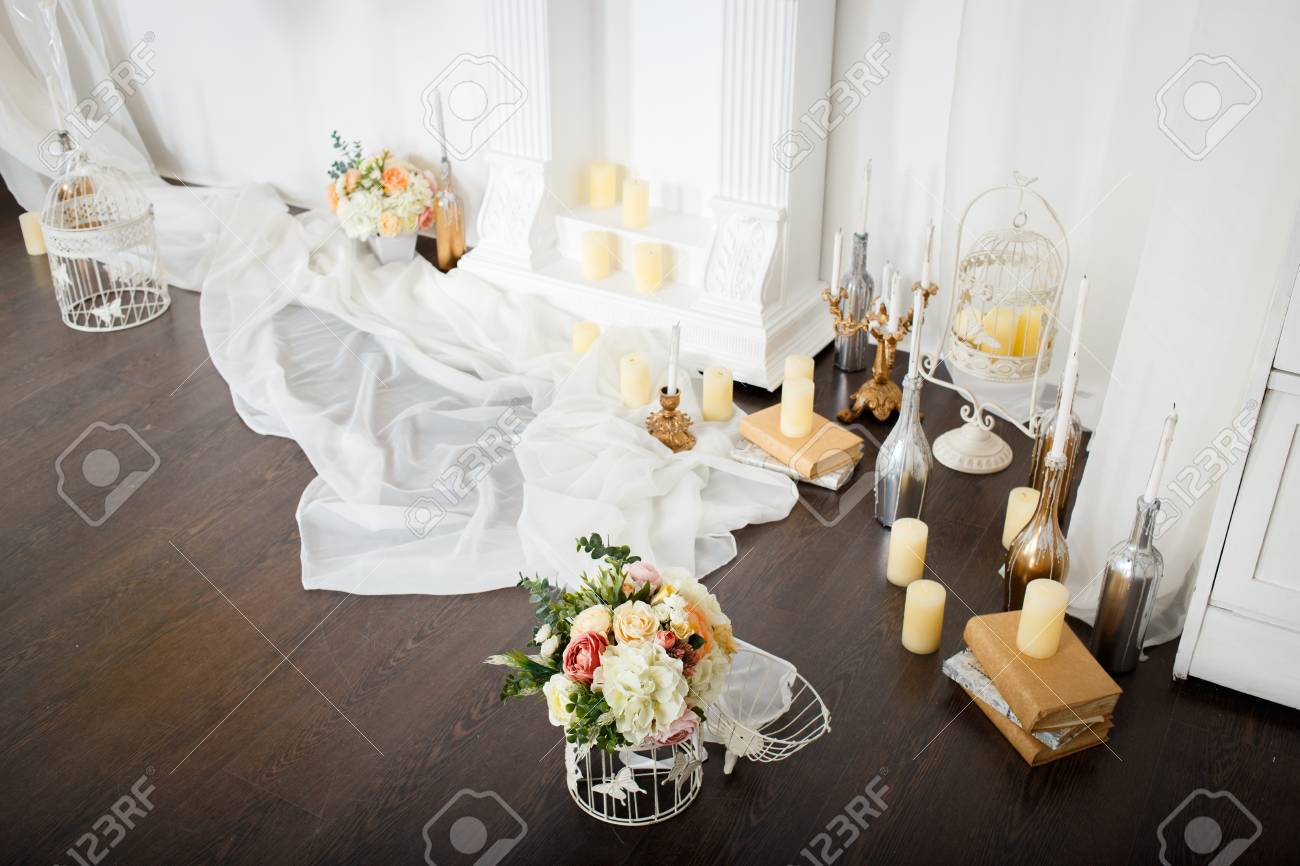 Fruhlingsblumen Dekoration Schonen Kamin Mit Kerzen Und Ungewohnlichen Kranz An Der Wand Lizenzfreie Fotos Bilder Und Stock Fotografie Image 57072775