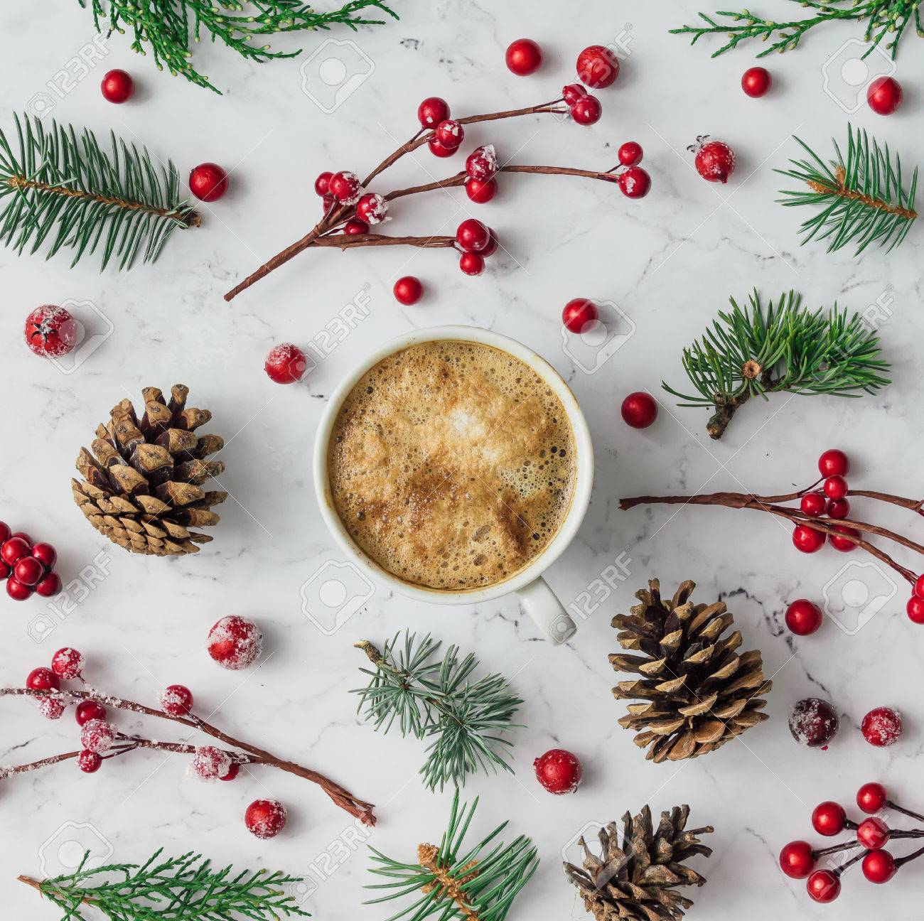 Albero Di Natale Fatto Con Le Pigne.Immagini Stock Modello Fatto Di Rami Di Albero Di Natale Pigne E Bacche Rosse Con Una Tazza Di Caffe Concetto Di Natale Distesi Image 68074773