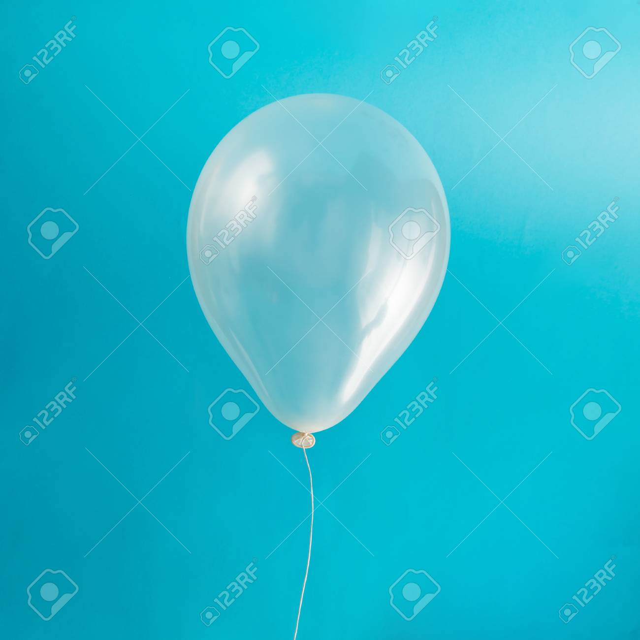 パステル調の青の背景に白い風船 最小限のコンセプトです の写真素材 画像素材 Image