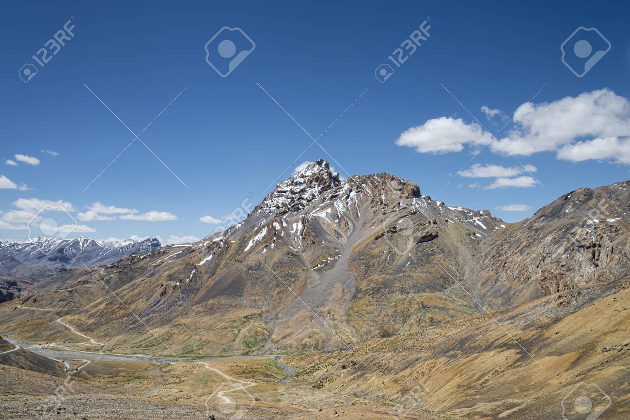Schneebedeckte Gipfel Und Strasse Im Tal Lizenzfreie Fotos Bilder Und Stock Fotografie Image 31161803