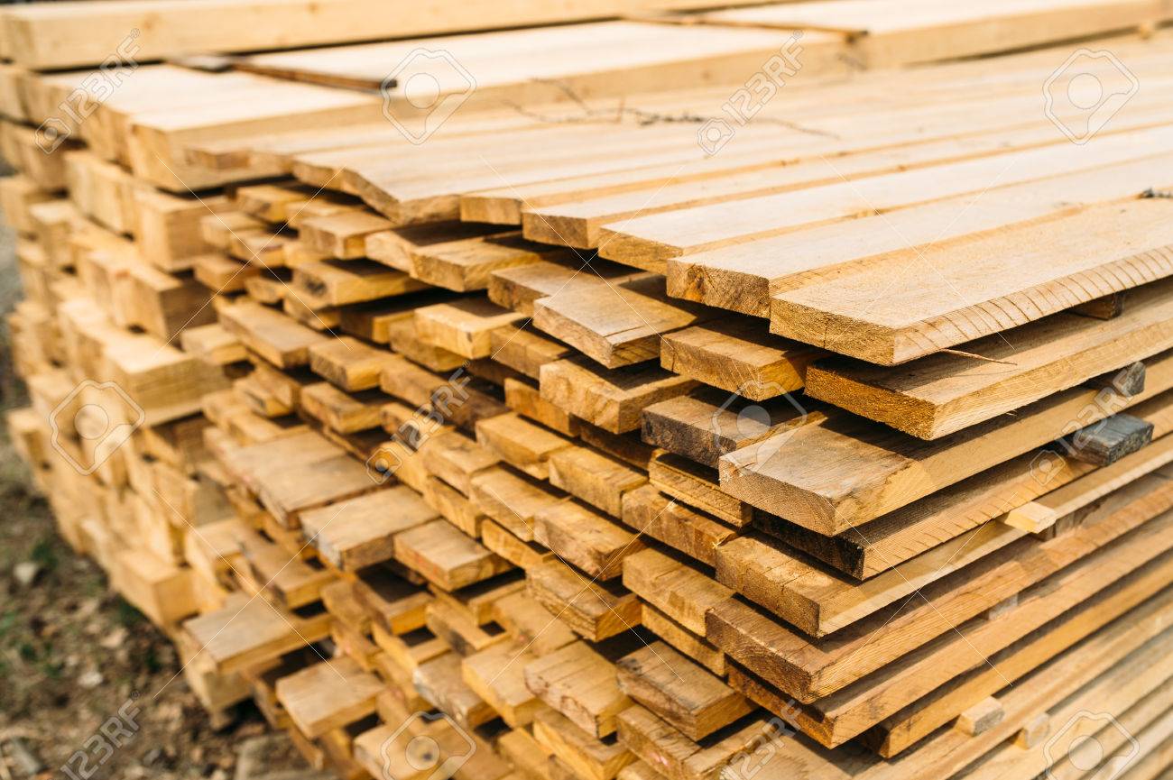 Mercato allaperto nella città di legname. un sacco di diversi ... Materiali di costruzione