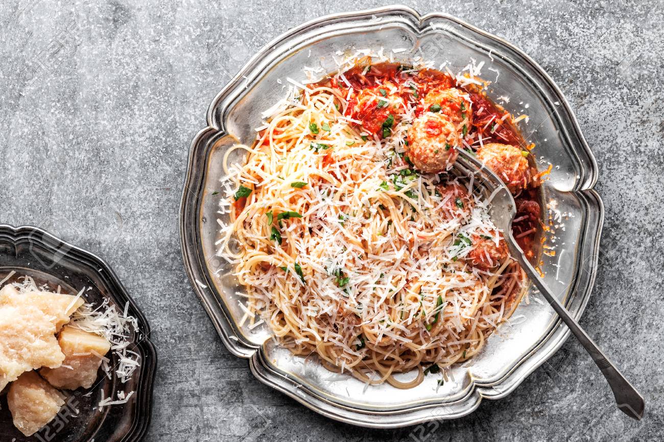 Spaghetti Bolognaise Aux Boulettes De Viande A La Sauce Tomate
