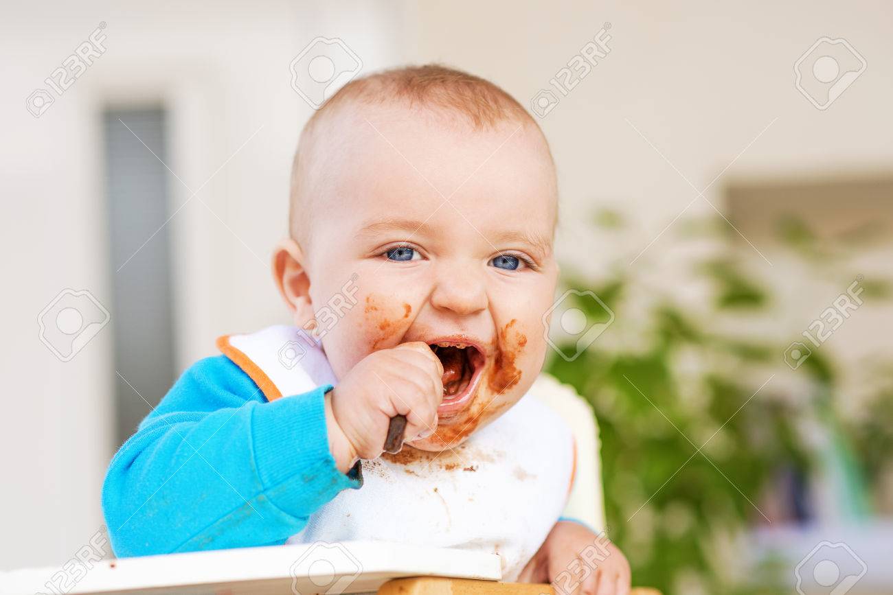 Bebe Que Come Chocolate He Esta Mirando La Camara Fotos Retratos Imagenes Y Fotografia De Archivo Libres De Derecho Image