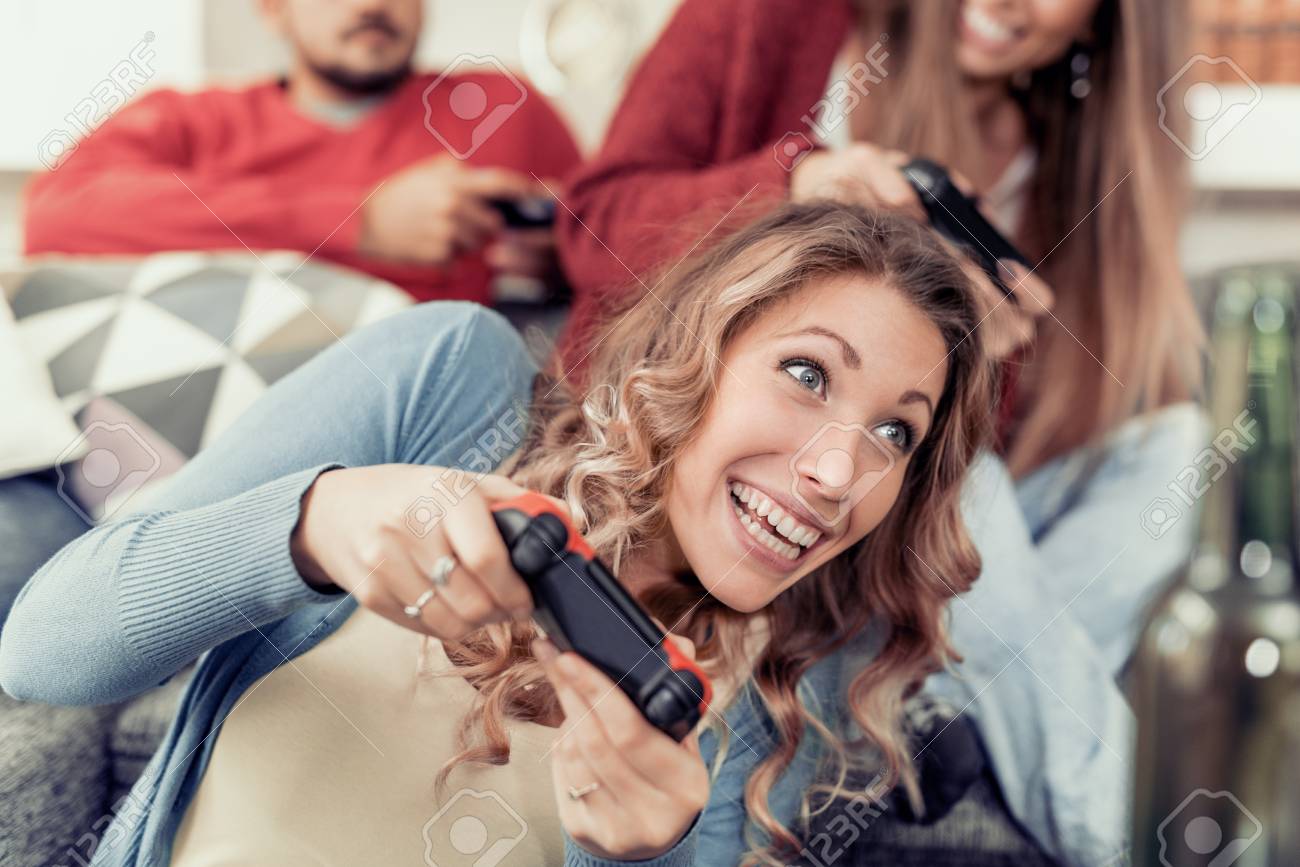 楽しいお友達のグループし 一緒にビデオゲームをプレイします の写真素材 画像素材 Image