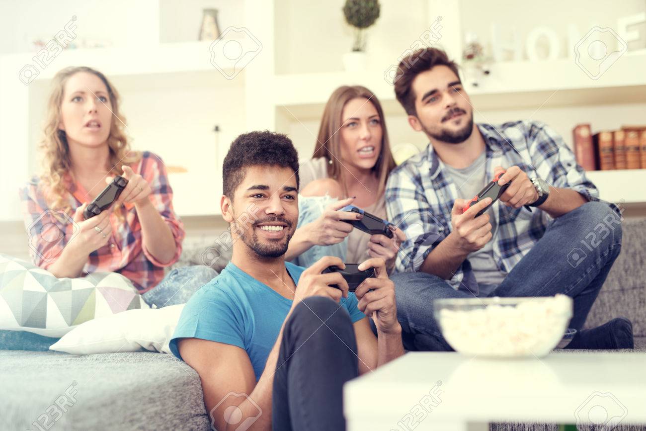 楽しいお友達のグループし 一緒にビデオゲームをプレイします の写真素材 画像素材 Image