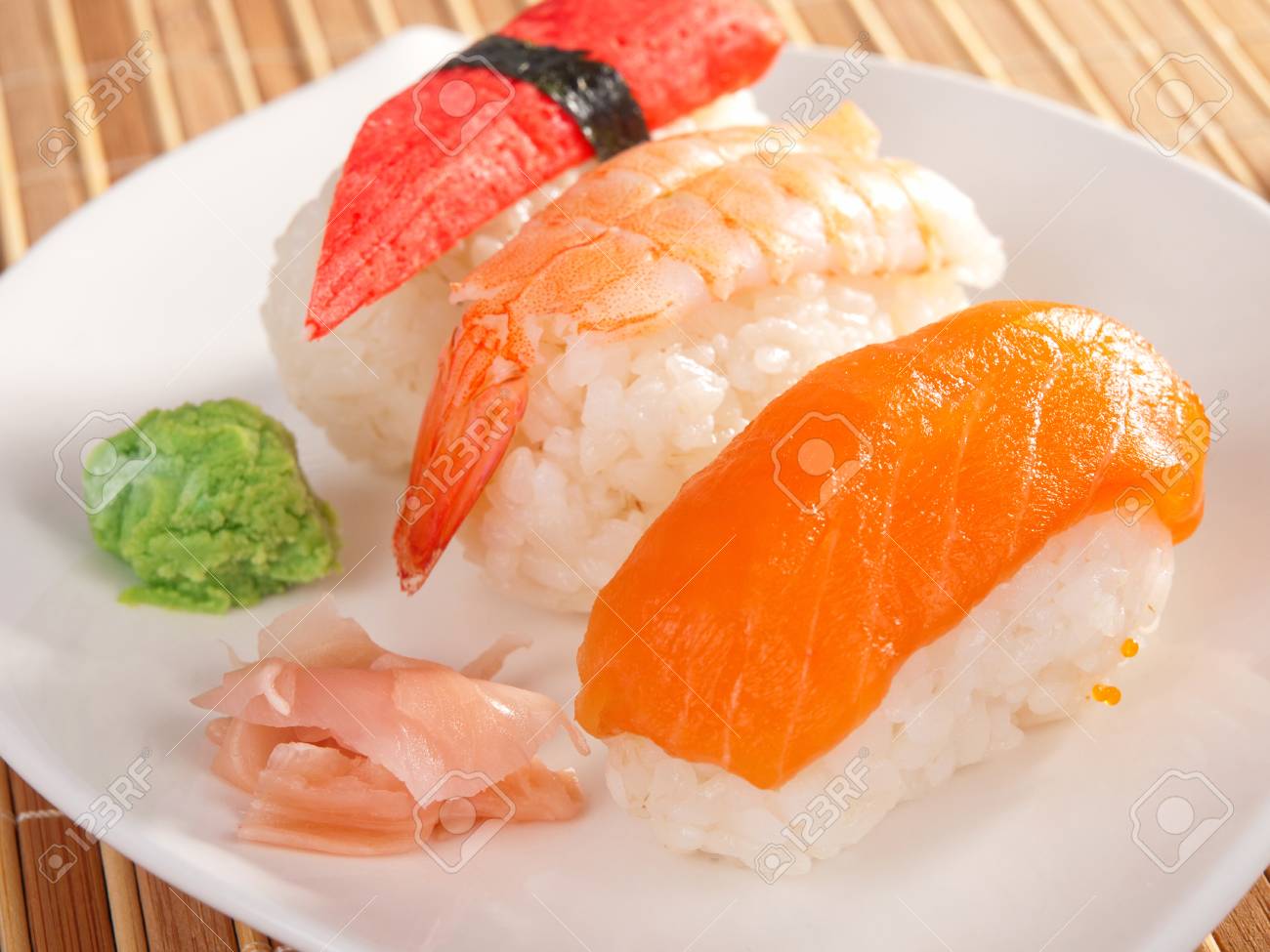 サーモン エビすり身とにぎり寿司の 3 種類 の写真素材 画像素材 Image