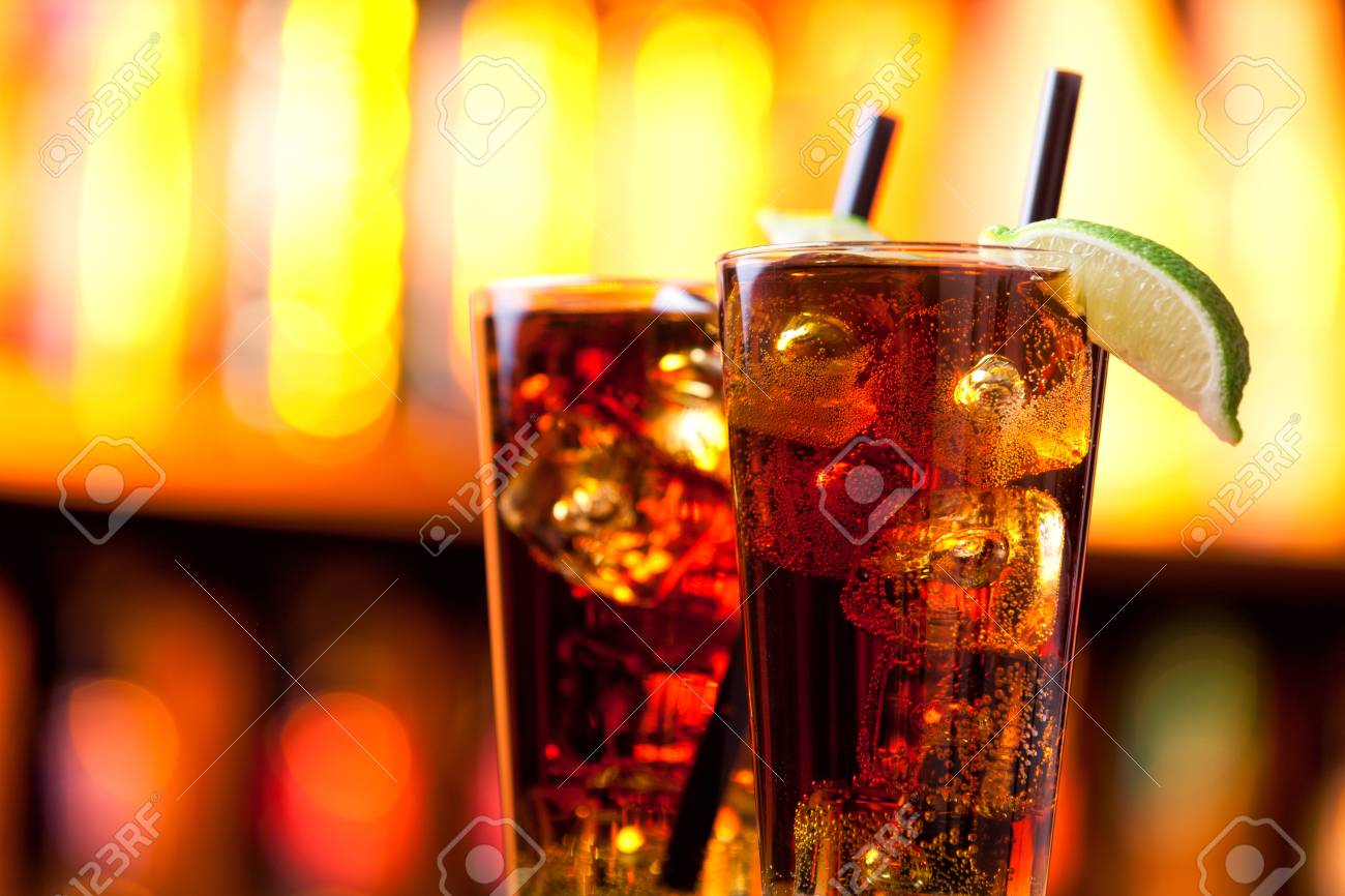 成分 1 部分ウォッカ 1部テキーラ 1 パーツ ラム 1 一部ジン 1 パーツ三重秒の 1 1 2 部分甘い サワー ミックス 1 スプラッシュ コーラ の写真素材 画像素材 Image