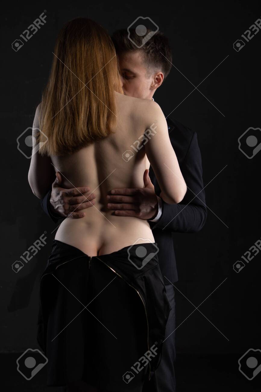 Un Hombre Con Traje Formal Desnuda A Una Mujer De Fondo Negro. Una Pareja  Enamorada Se Desnuda Besándose Apasionadamente Fotos, retratos, imágenes y  fotografía de archivo libres de derecho. Image 147454216