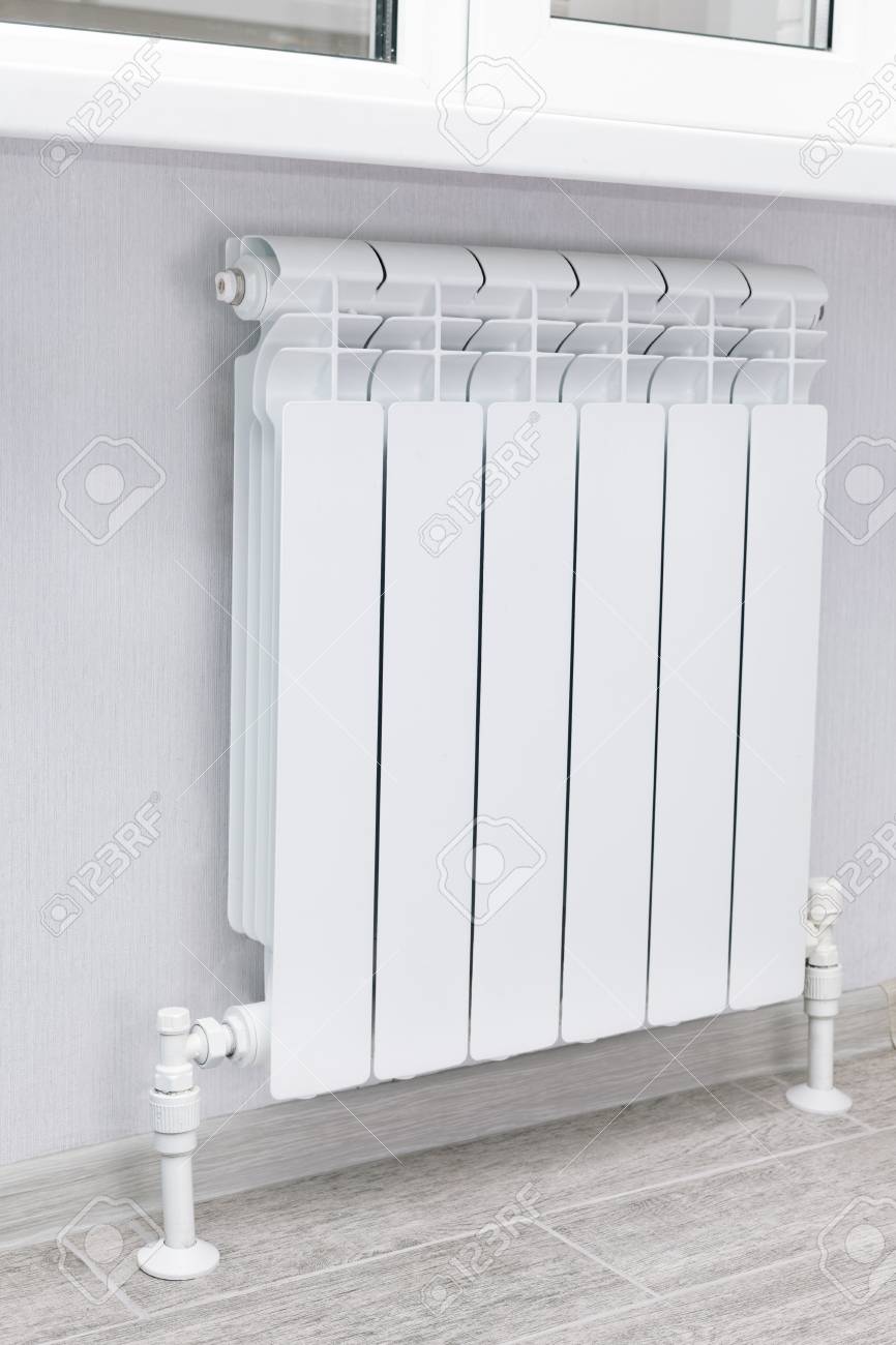 Heizung Weiß Heizkörper Heizkörper Im Wohnzimmer. Lizenzfreie Fotos ... Heizung Weiß Heizkörper Heizkörper Im Wohnzimmer. Lizenzfreie Fotos ...