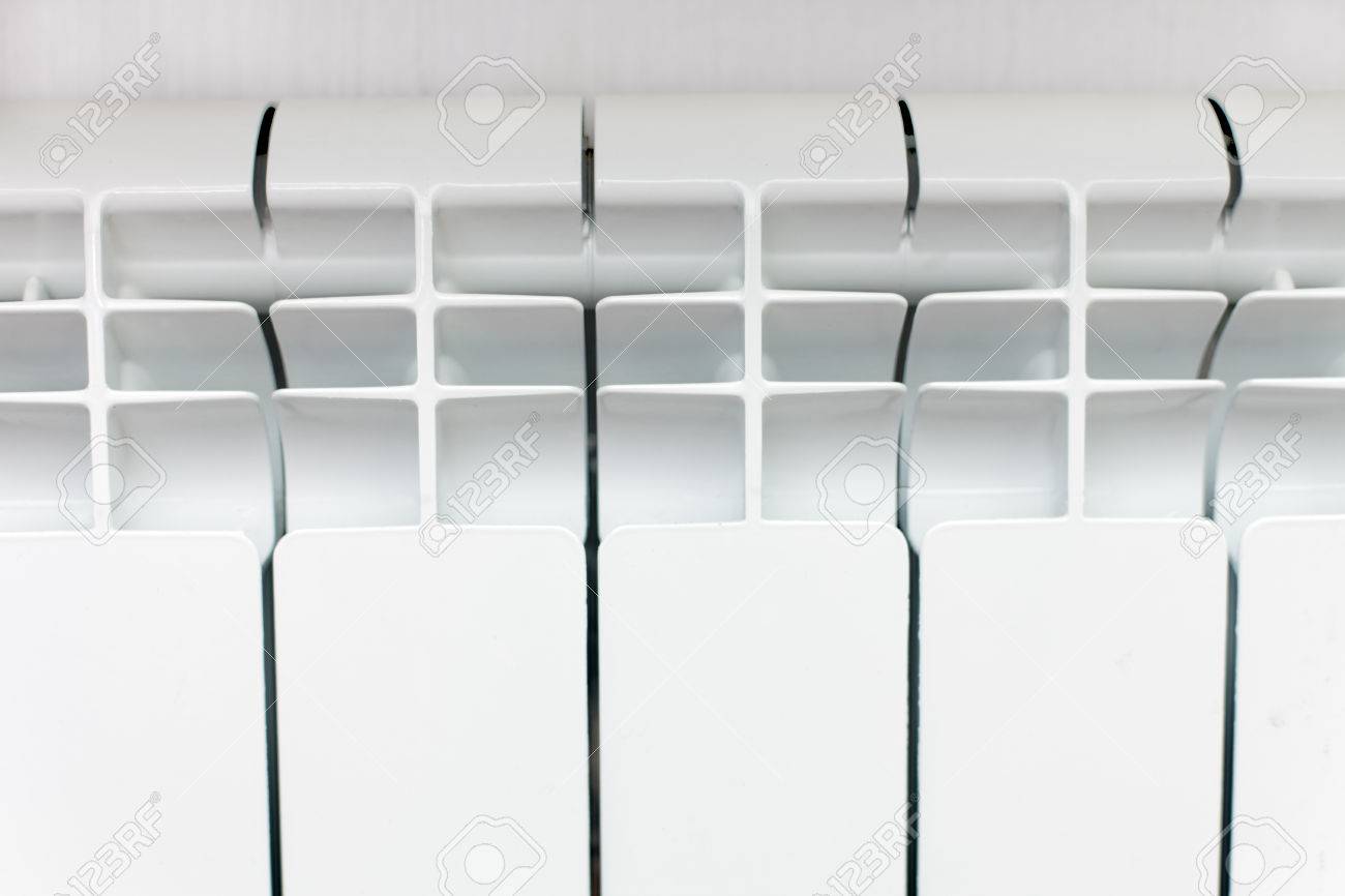 Heizung Weiß Heizkörper Heizkörper Im Wohnzimmer. Lizenzfreie Fotos ... Heizung Weiß Heizkörper Heizkörper Im Wohnzimmer. Lizenzfreie Fotos ...