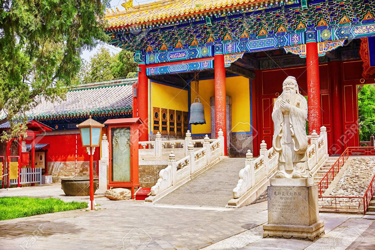 Konfuziustempel In Peking Ist Die Zweitgrosste Konfuzianischen Tempel In China Die Ubersetzung Der Aufschrift Big Xu Gate Unter Denkmal Translation Statue Von Konfuzius Dem Grossen Chinesischen Philosophen Peking Lizenzfreie Fotos Bilder Und