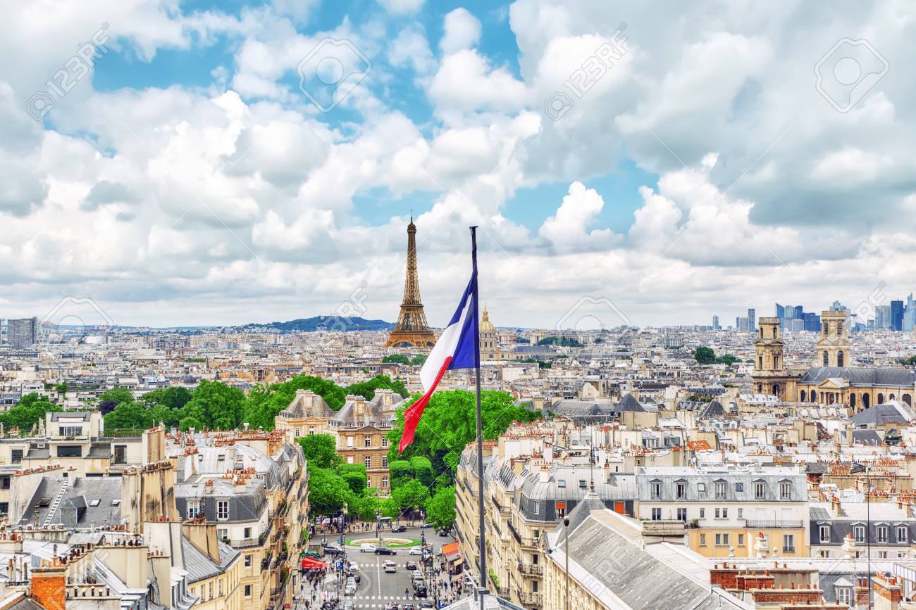 パリ フランス 16 年 7 月 8 日 美しいパノラマ風景パリのパンテオンの屋上から エッフェル塔やフランスの旗の表示 の写真素材 画像素材 Image