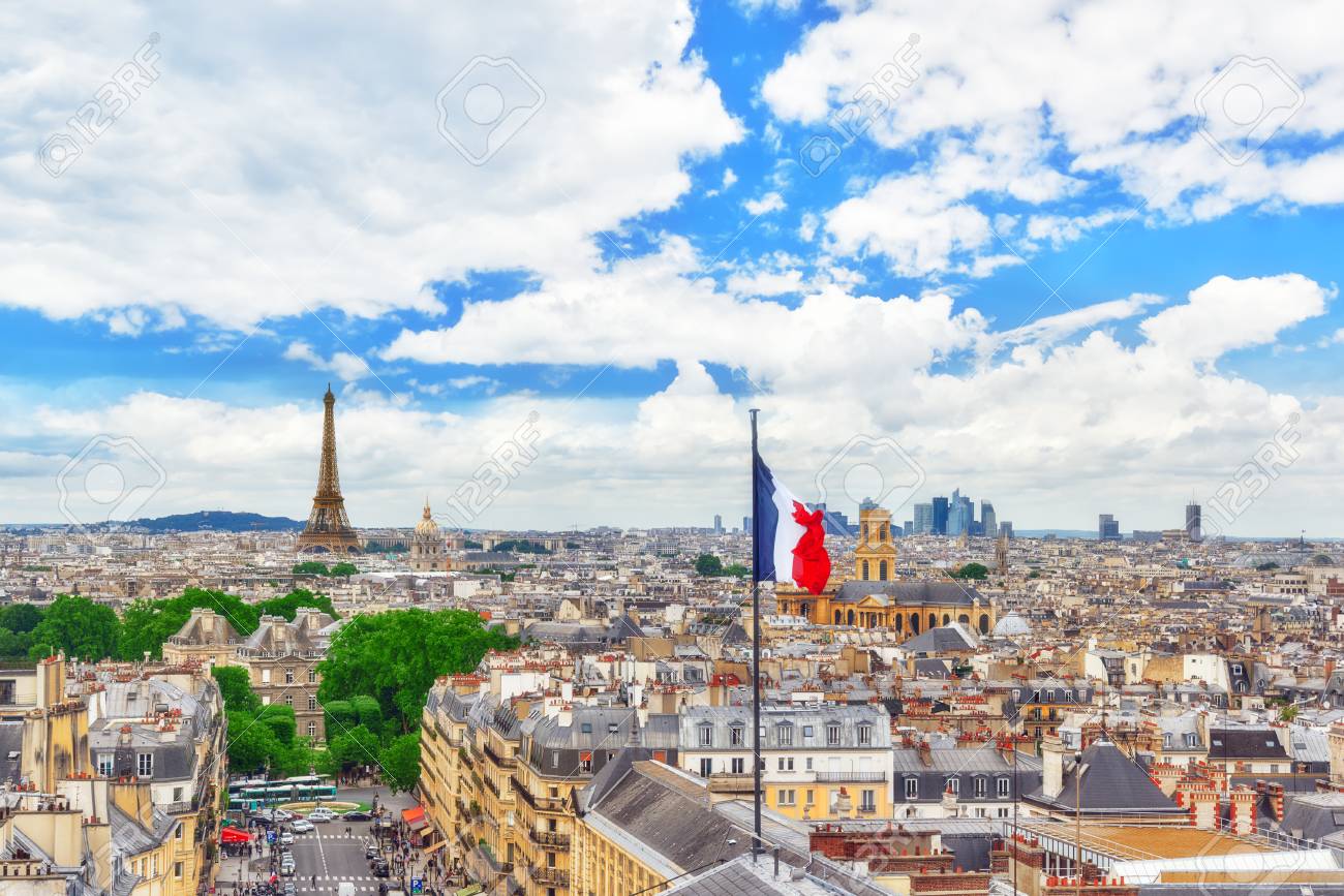 パリ フランス 16 年 7 月 5 日 美しいパノラマ風景パリのパンテオンの屋上から エッフェル塔やフランスの旗の表示 の写真素材 画像素材 Image