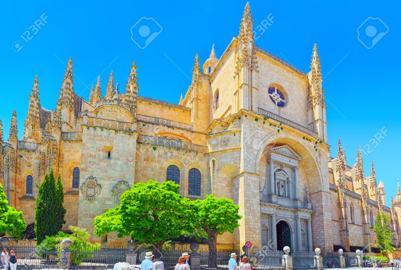 セゴビア スペイン 6月 07 17 セゴビア大聖堂の風景 メインスクエア プラザメジャー セゴビアの旧市街とその水道橋はユネスコによって世界遺産に登録されました の写真素材 画像素材 Image