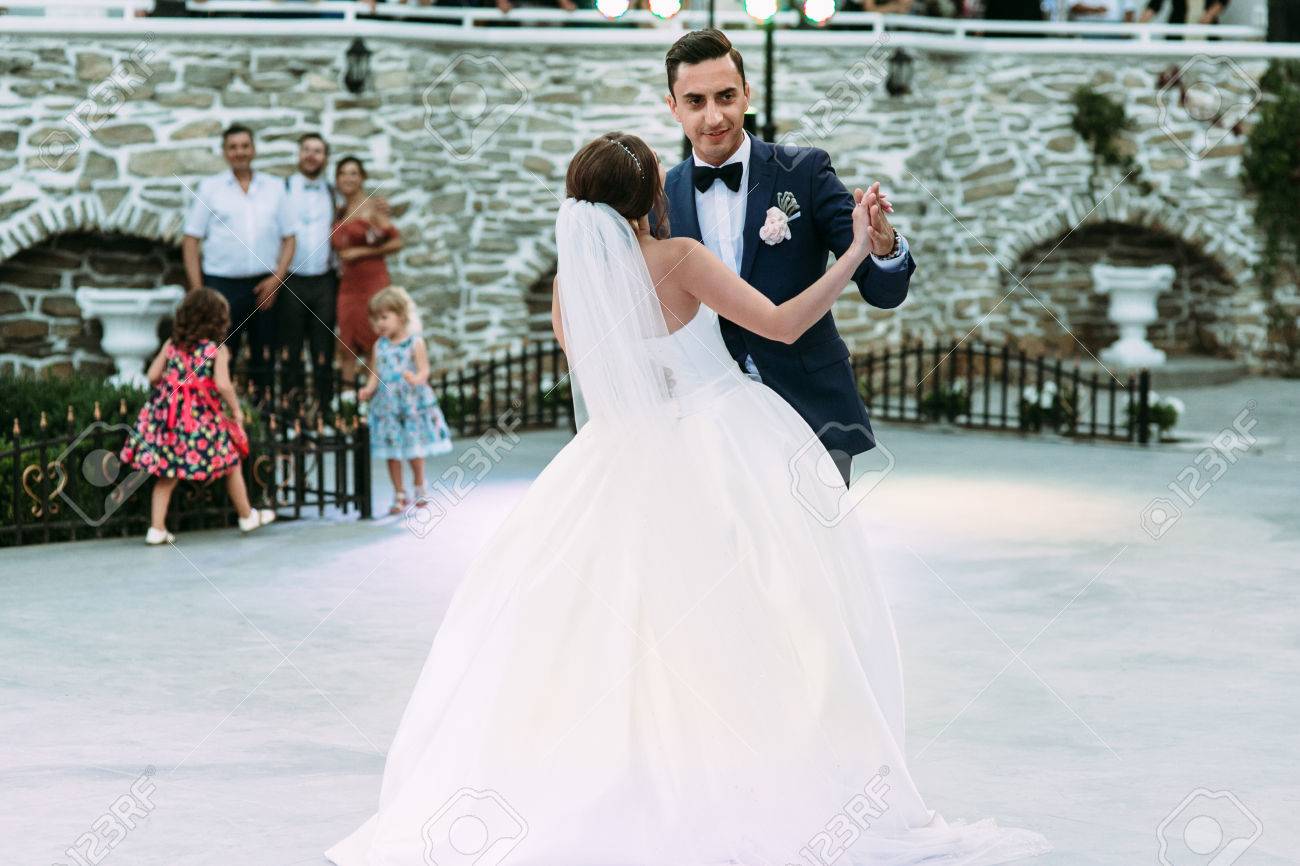 結婚されていたカップルの簡単な最初のダンス の写真素材 画像素材 Image