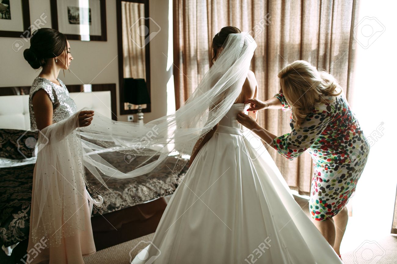 Está De A Vestido Ayudando Archivo Un Foto Mamá Novia Vestir 1gqtBwWx