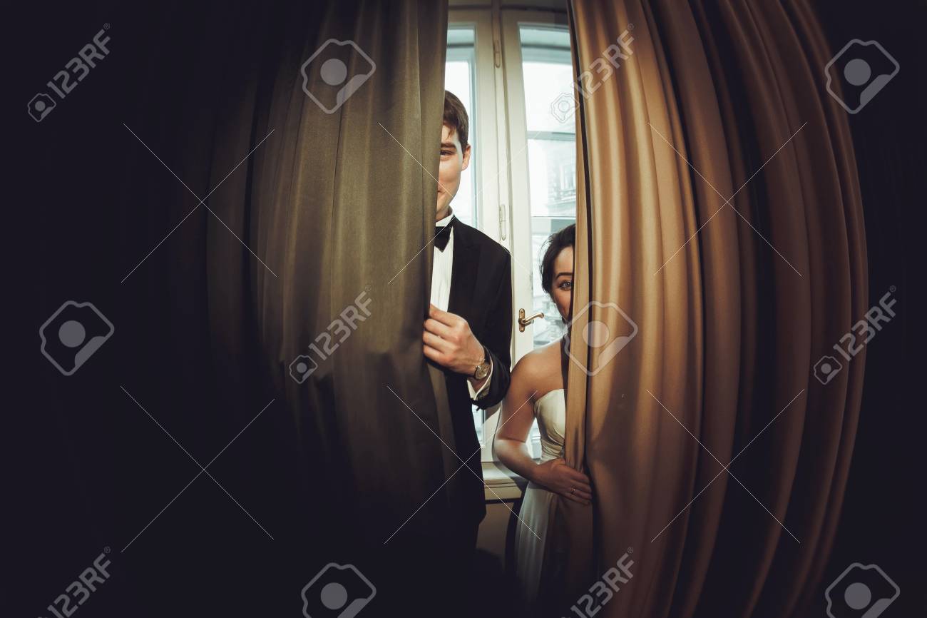 新郎新婦はホテルの部屋のカーテンの後ろに隠れる の写真素材 画像素材 Image 新郎新婦はホテルの部屋のカーテンの後ろに隠れる の写真素材 画像素材 Image
