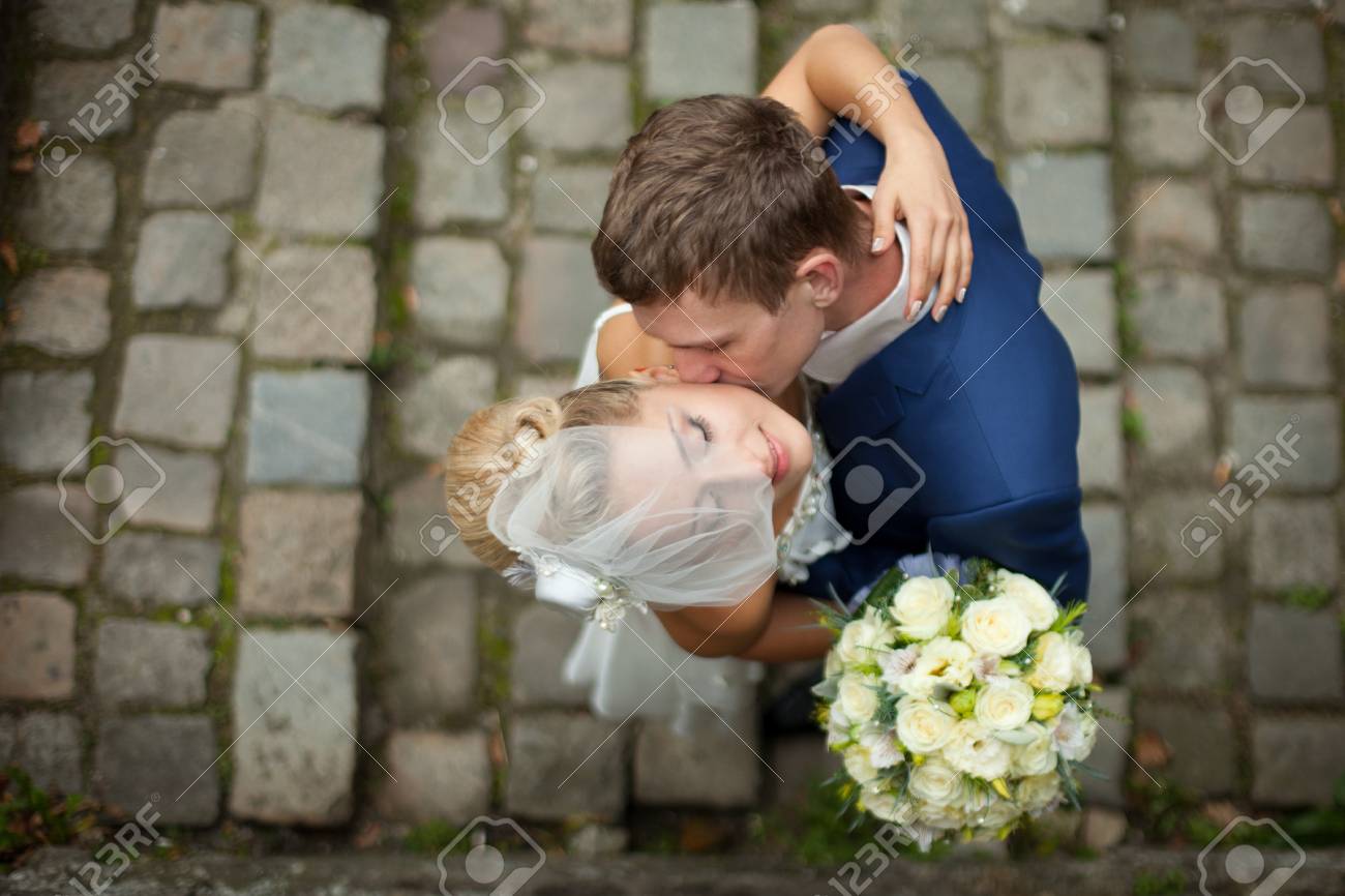 新郎新婦の頬にキスを上から見て入札します の写真素材 画像素材 Image 新郎新婦の頬にキスを上から見て入札します の写真素材 画像素材 Image