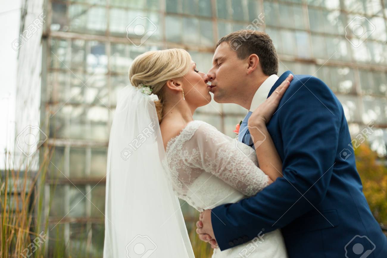 エレガントな花嫁をキスのスーツで婚約者に上から見て の写真素材 画像素材 Image エレガントな花嫁をキスのスーツで婚約者に上から見て の写真素材 画像素材 Image