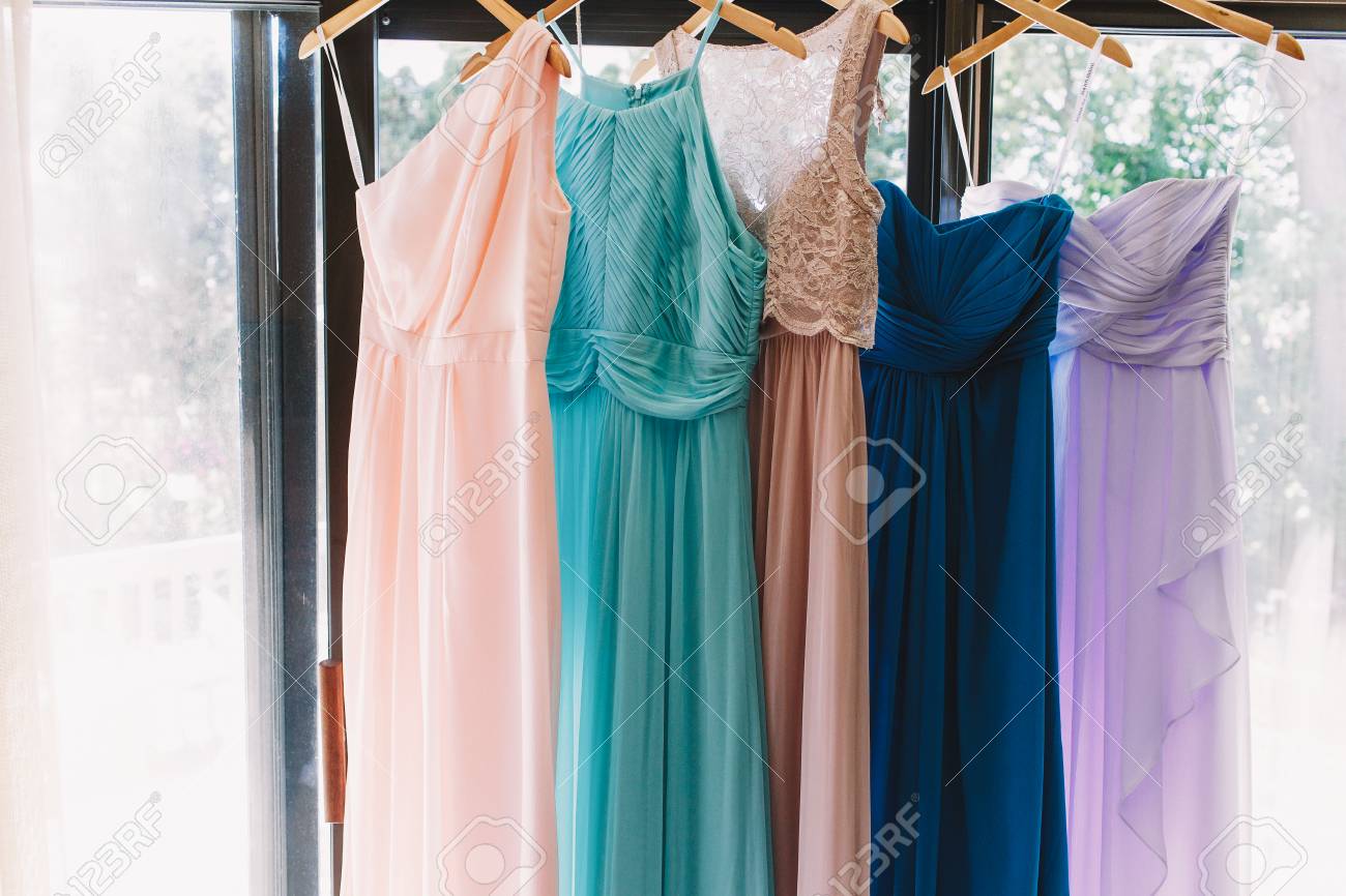パステル調のカラフルなドレスは ペグにハングアップします の写真素材 画像素材 Image