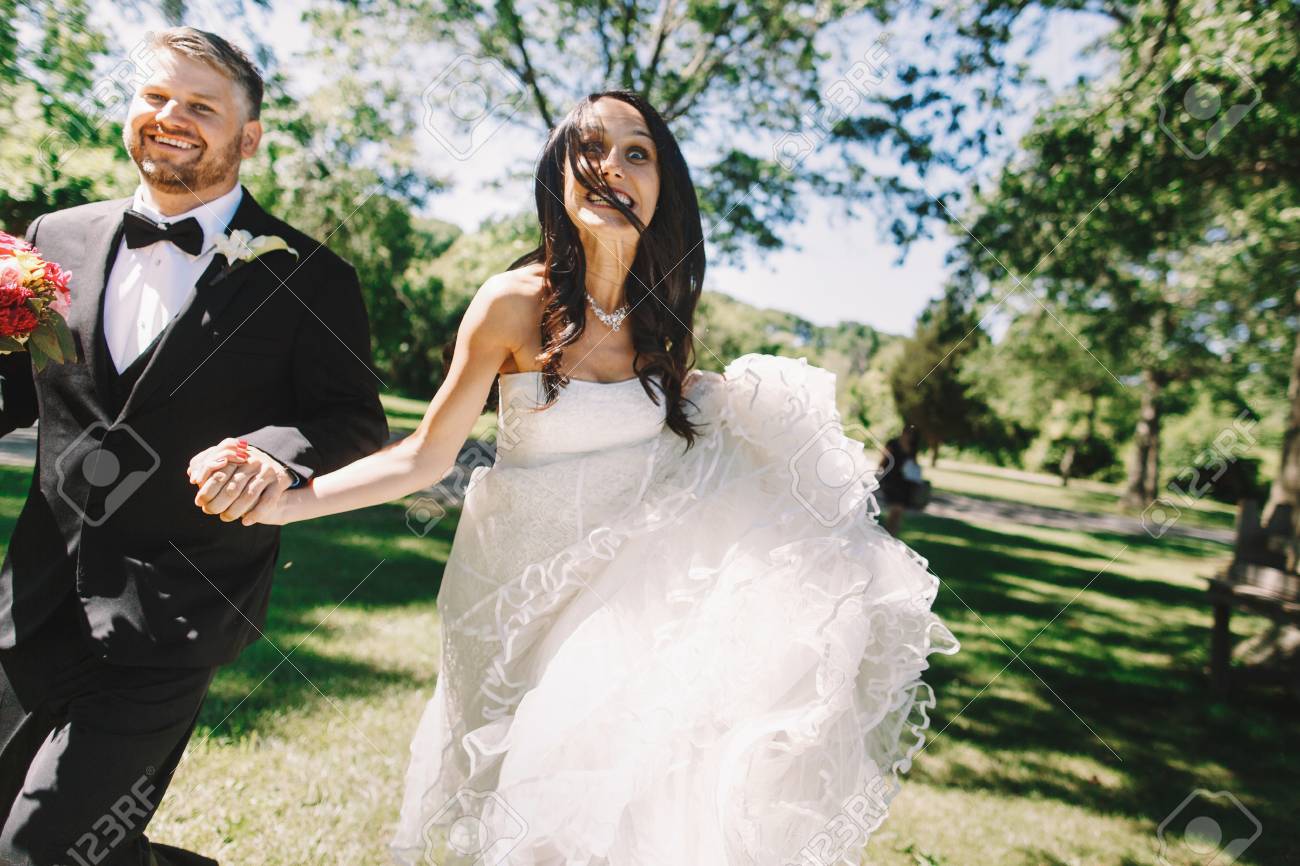 花嫁に見える黒のタキシードで新郎と一緒に実行している面白い の写真素材 画像素材 Image