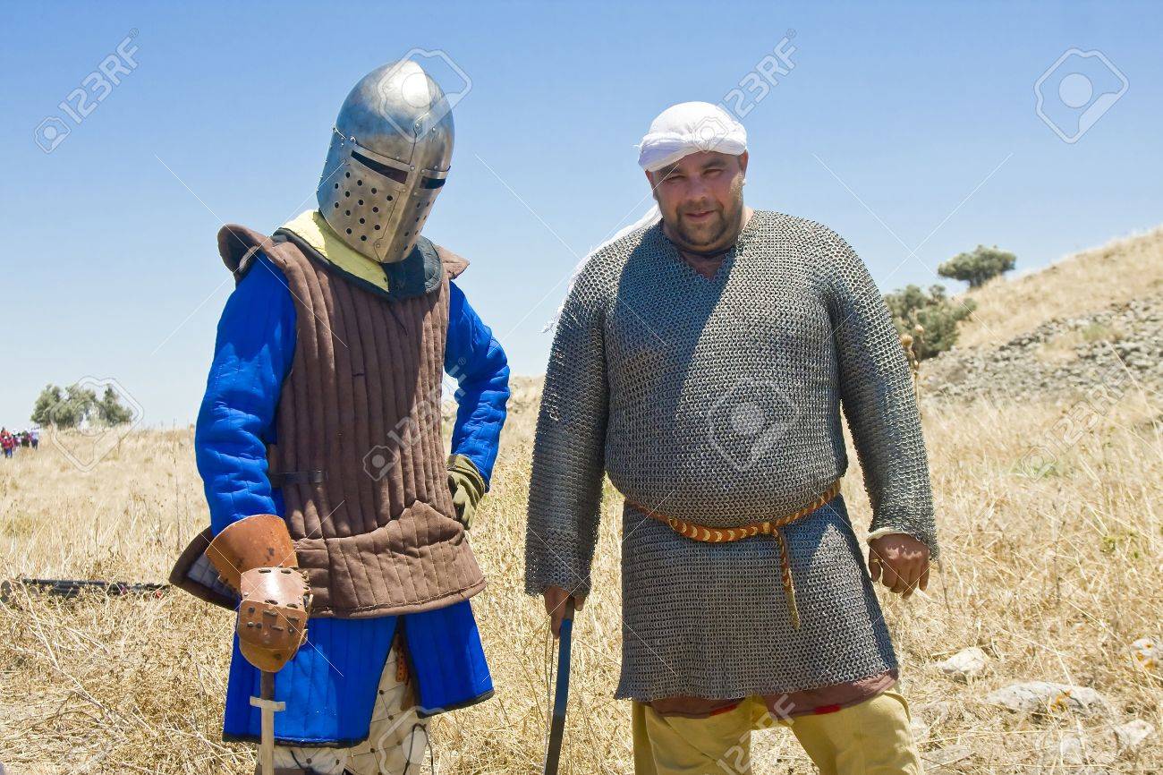 2 人の男性 Saracene とイスラエルのハッティンの戦いの歴史的な場所の歴史の再現のイベントの前にポーズをとって騎士として覆われました 歴史 の再現は 歴史愛好家の世界の人気のある趣味です Qarne ヒット ハッティンの戦い の写真素材 画像素材 Image 2 人の男性 Saracene とイスラエルのハッティンの戦いの歴史的な場所の歴史の再現のイベントの前にポーズをとって騎士として覆われました 歴史 の再現は 歴史愛好家の世界の人気のある趣味です Qarne ヒット ハッティンの戦い の写真素材 画像素材 Image