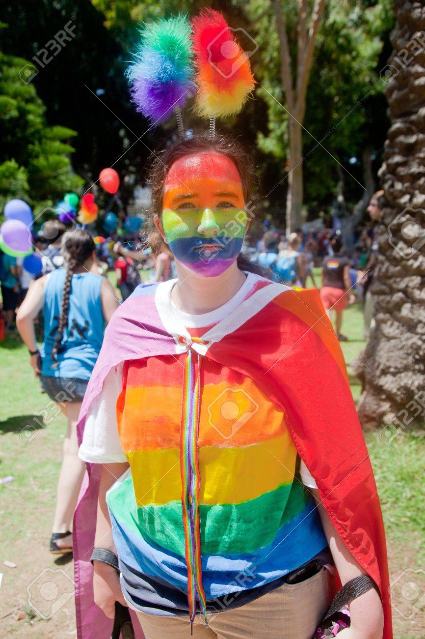 picture Maquillaje De Arcoiris Para Niñas tel aviv 06 de junio nina vestida como arco iris con chaqueta de color arco iris manto y el maquillaje se prepara para participar en el desfile