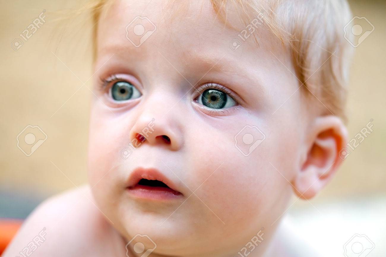 Gros Plan Sur L Expression Peur Sur Le Visage D Un Bebe Garcon Banque D Images Et Photos Libres De Droits Image