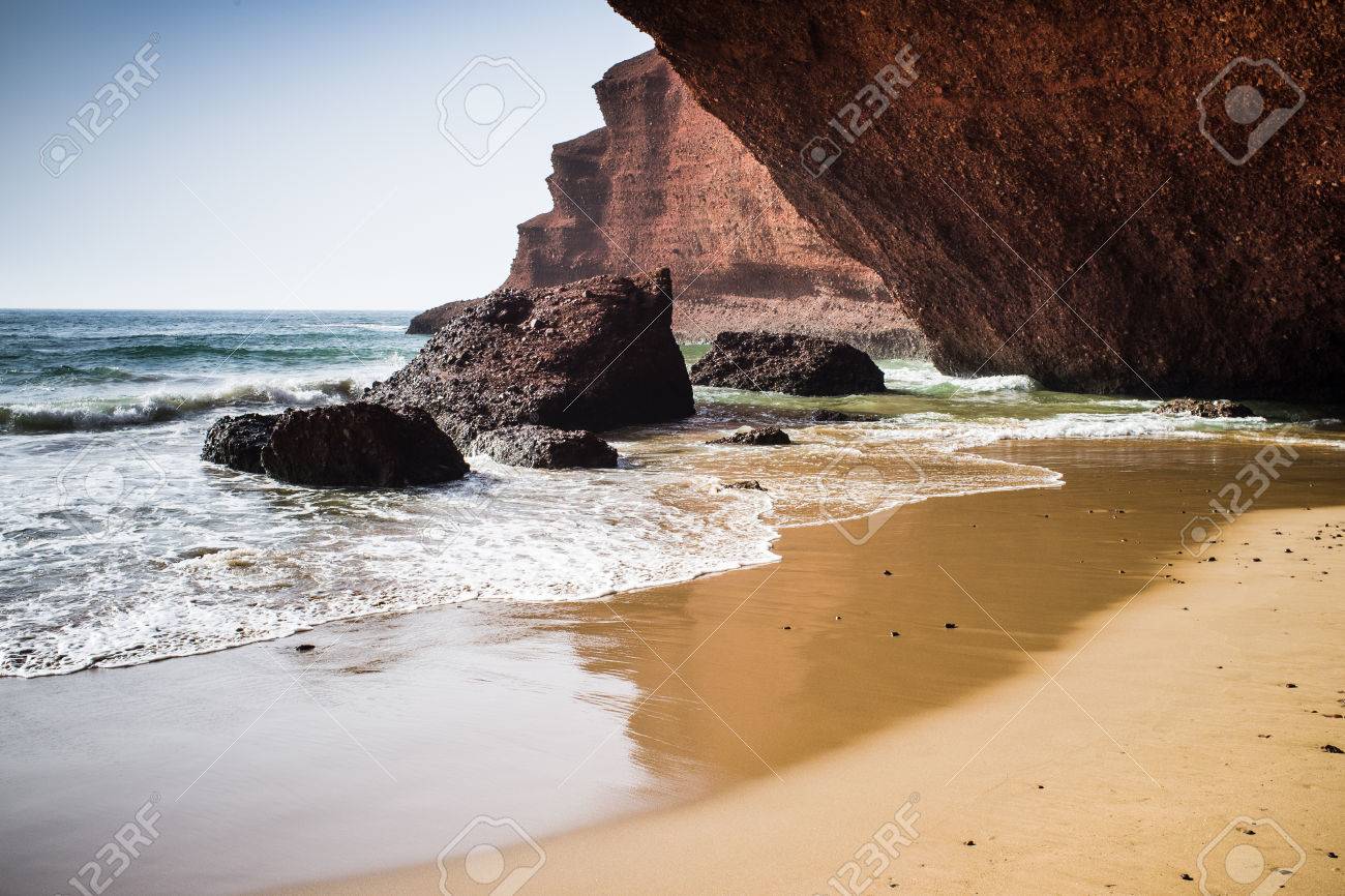 Arcs Rouges Sur La Côte Atlantique De Locéan La Plage Legzira Sidi Ifni Maroc Afrique Du Nord