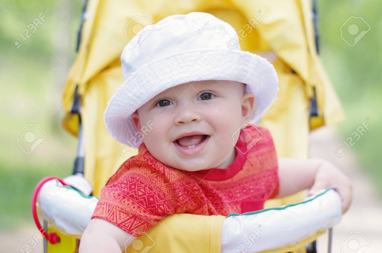 Sourire Bebe Age De 9 Mois Sur Landau Banque D Images Et Photos Libres De Droits Image