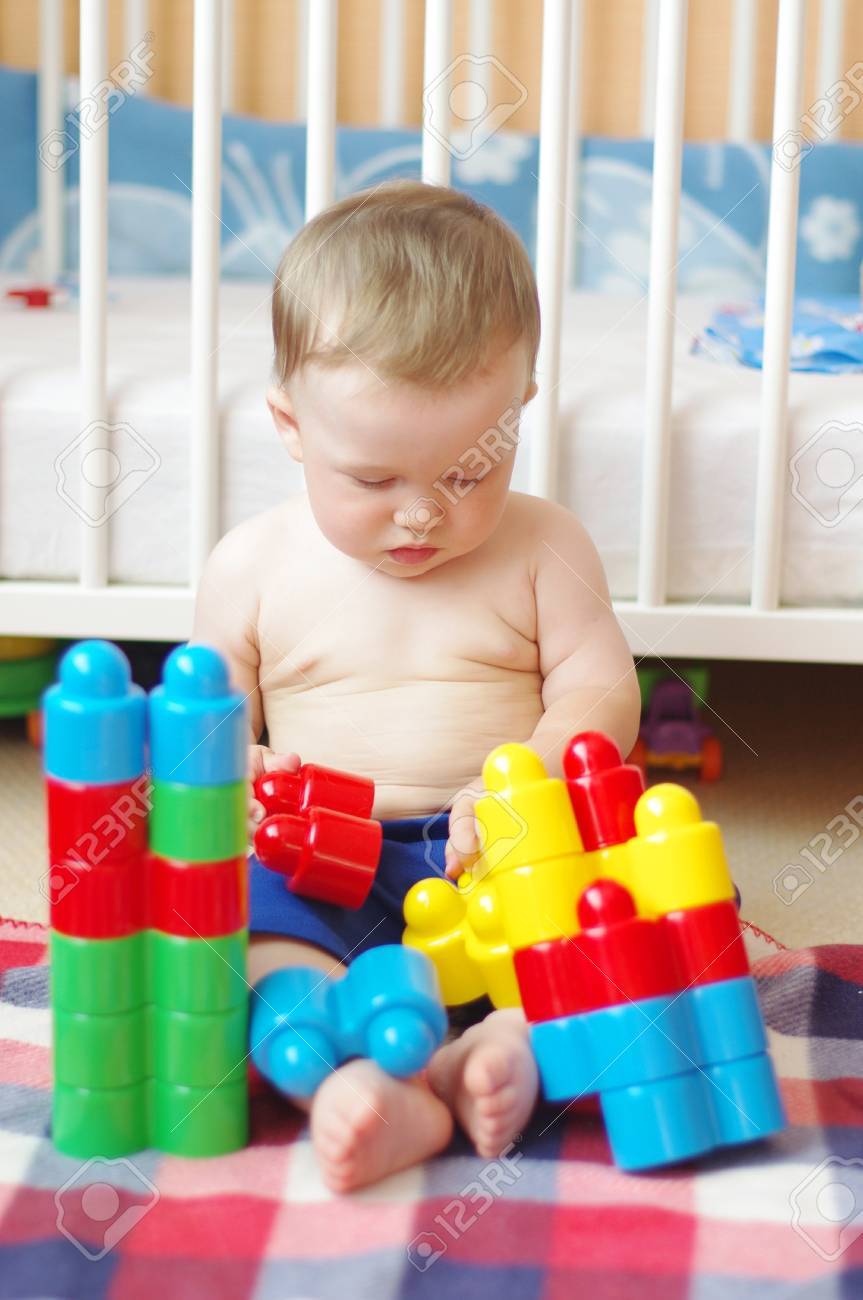 Bebe De 10 Meses De Edad Juega Con Conecta Fotos Retratos Imagenes Y Fotografia De Archivo Libres De Derecho Image