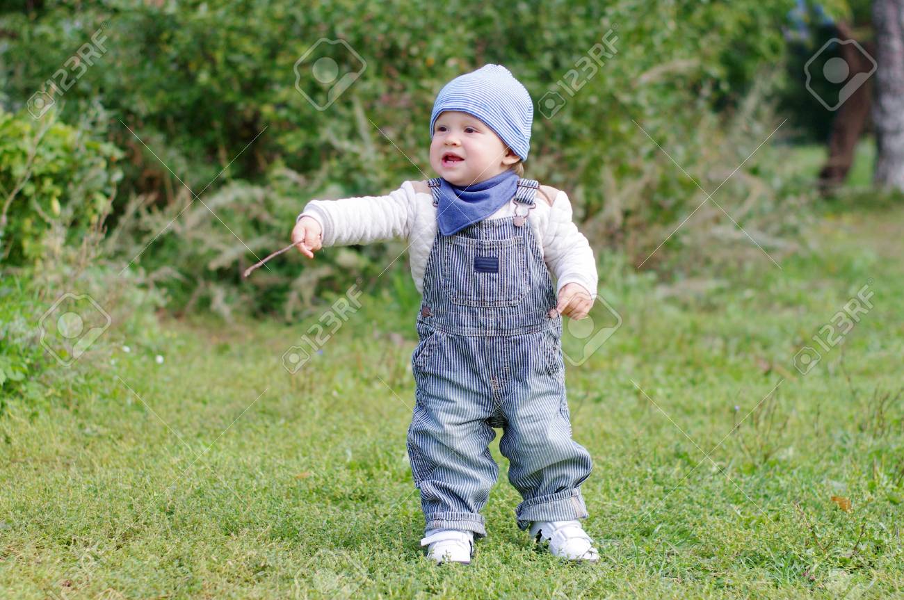 Beau Bebe Age De 11 Mois Marche Dans Le Parc Banque D Images Et Photos Libres De Droits Image