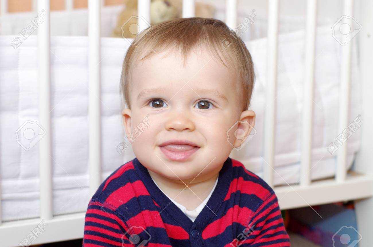 Portrait De Sourire Bebe Age De 1 An Contre Lit Blanc Banque D Images Et Photos Libres De Droits Image