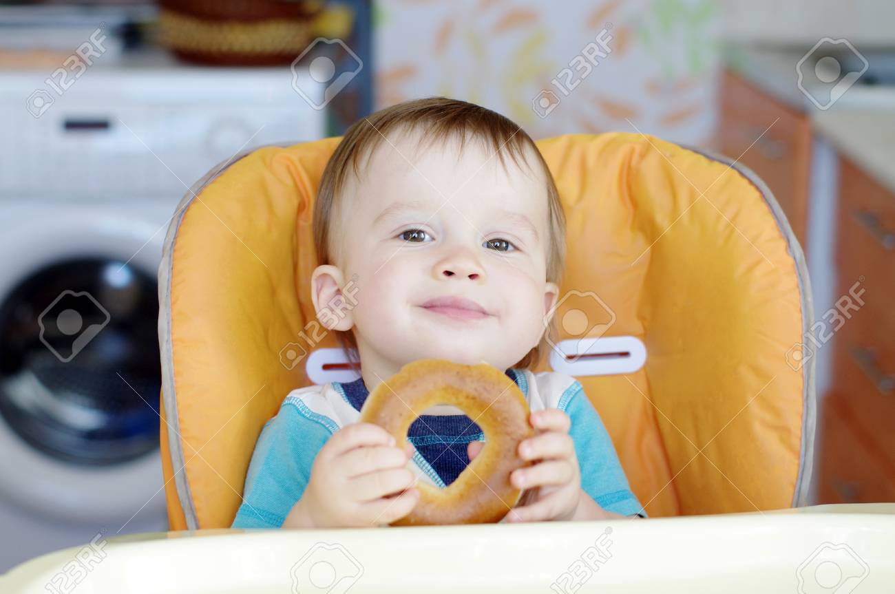Bebe Sonriente Edad De 1 Ano Comiendo Galletita Crujiente Redonda Sobre Cocina Fotos Retratos Imagenes Y Fotografia De Archivo Libres De Derecho Image