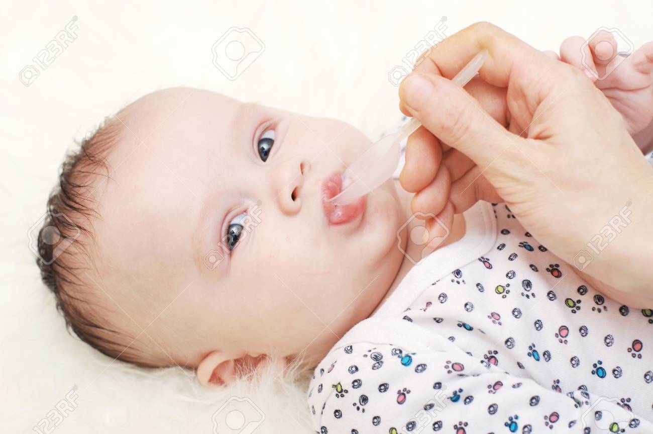 Belle Age De Bebe De 3 5 Mois A Boire Du Jus De Pomme Banque D Images Et Photos Libres De Droits Image