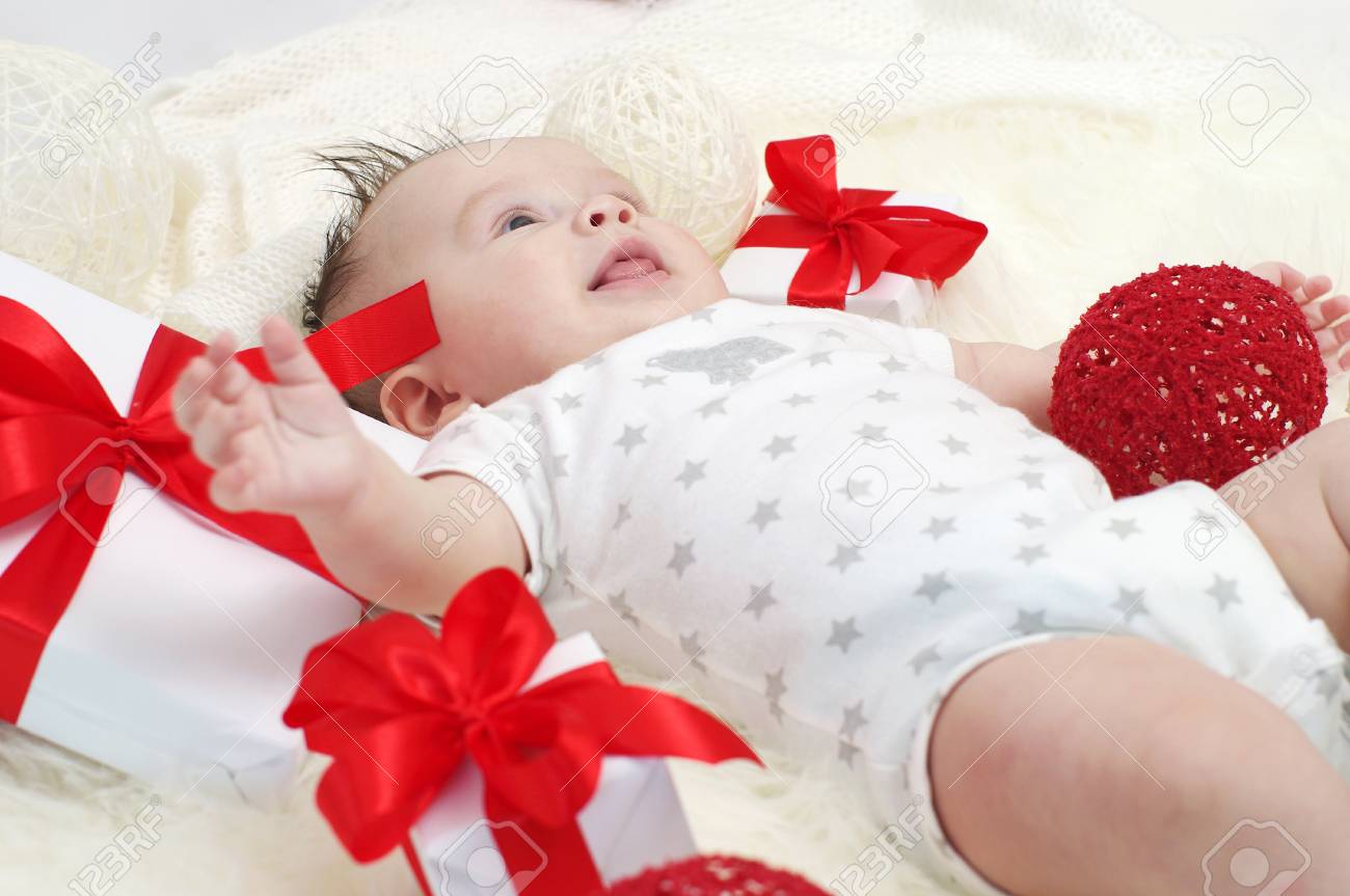Sourire Age De Bebe De 3 Mois Se Trouvant Parmi Les Cadeaux Banque D Images Et Photos Libres De Droits Image 2342