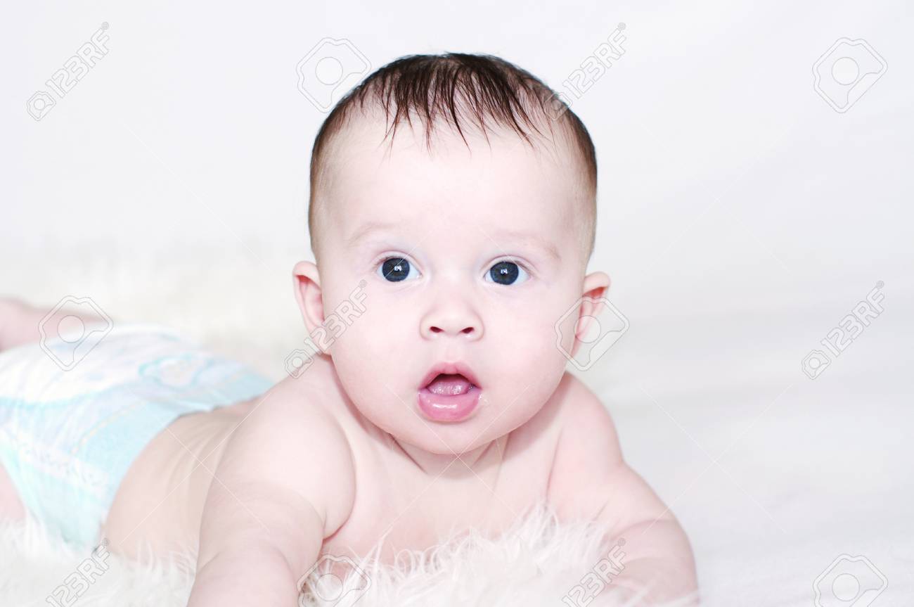 Belle Age De Bebe De 5 Mois Banque D Images Et Photos Libres De Droits Image