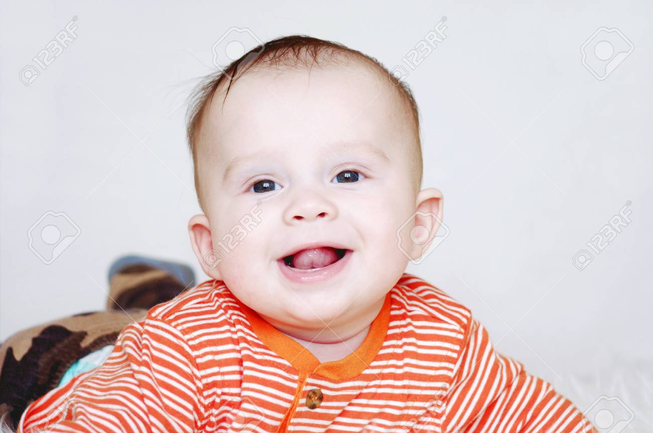 Bebe De Sourire Age De 5 Mois Banque D Images Et Photos Libres De Droits Image