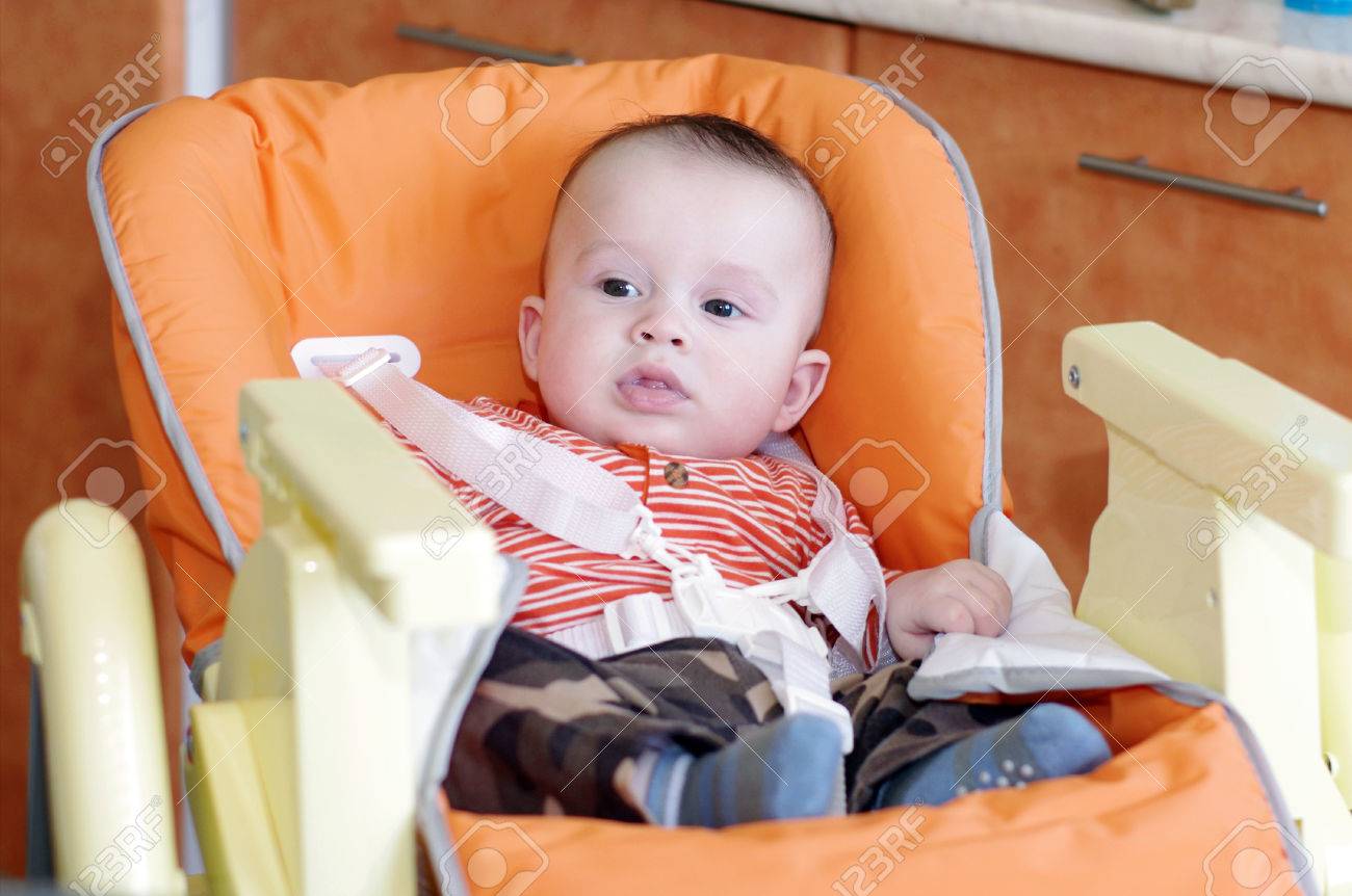 Belle Age De Bebe De 5 Mois Assis Sur Chaise Banque D Images Et Photos Libres De Droits Image Belle Age De Bebe De 5 Mois Assis Sur Chaise Banque D Images Et Photos Libres De Droits Image
