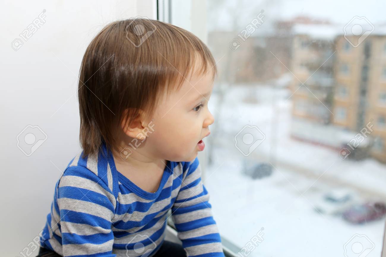 1 Annee Beau Bebe Regarde Par La Fenetre Banque D Images Et Photos Libres De Droits Image