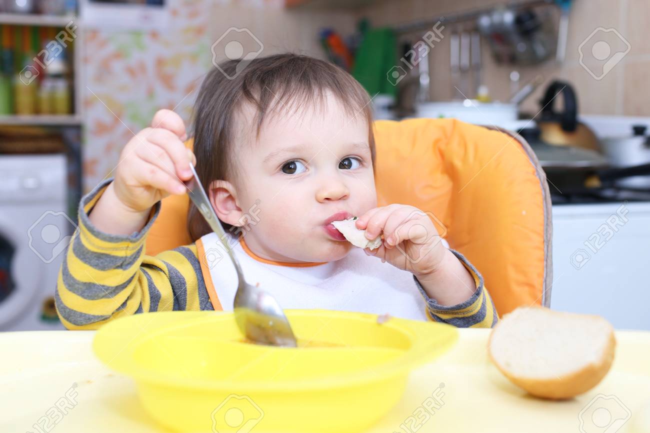 Belle Age De Bebe De 1 An A Diner Banque D Images Et Photos Libres De Droits Image