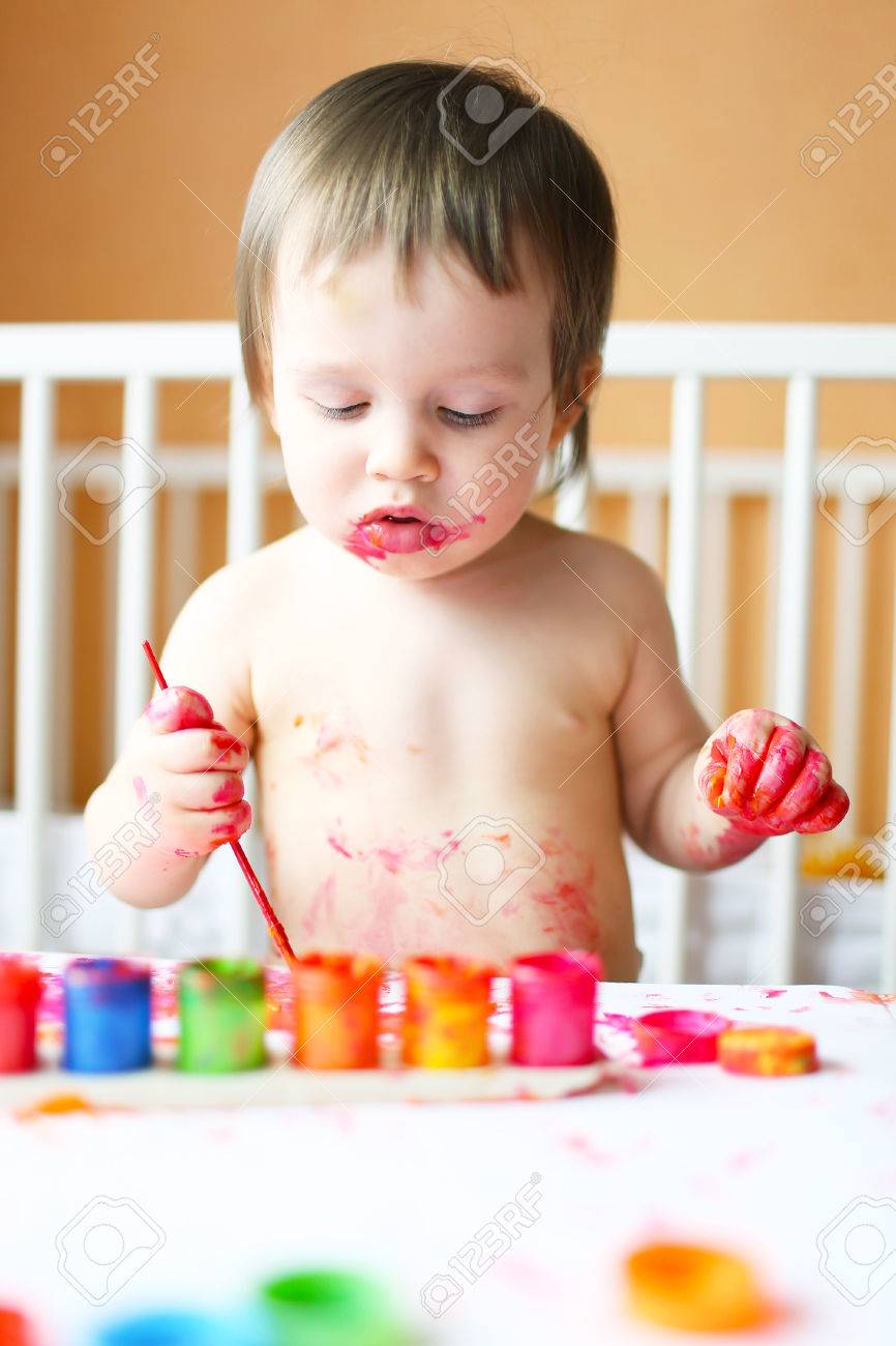 Belle 18 Mois Bebe Avec Les Peintures A La Maison Banque D Images Et Photos Libres De Droits Image