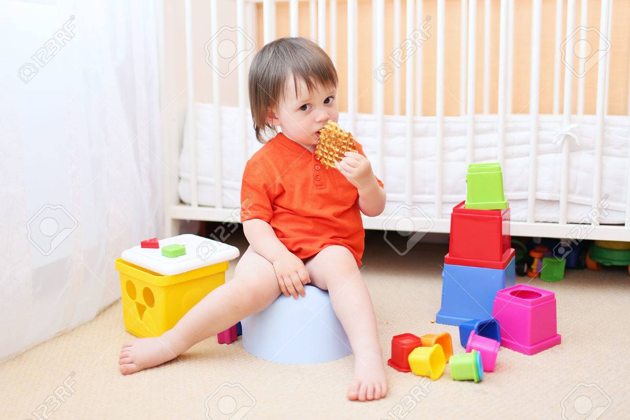 Beau Bebe Garcon Assis Sur Le Pot Et Manger Des Biscuits Banque D Images Et Photos Libres De Droits Image Beau Bebe Garcon Assis Sur Le Pot Et Manger Des Biscuits Banque D Images Et Photos Libres De Droits Image