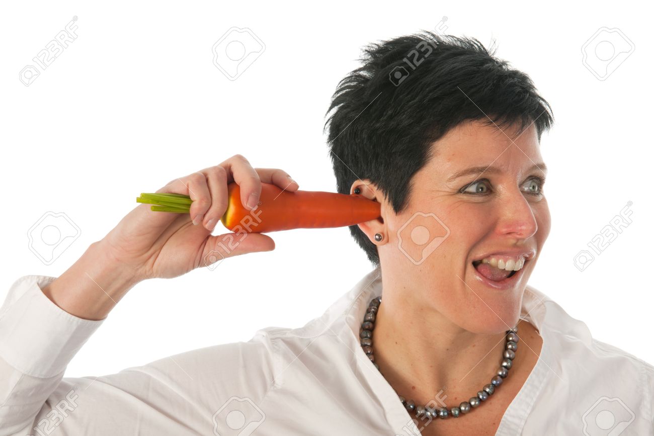 彼女の耳ににんじんを持つ女性の面白い肖像画 の写真素材 画像素材 Image