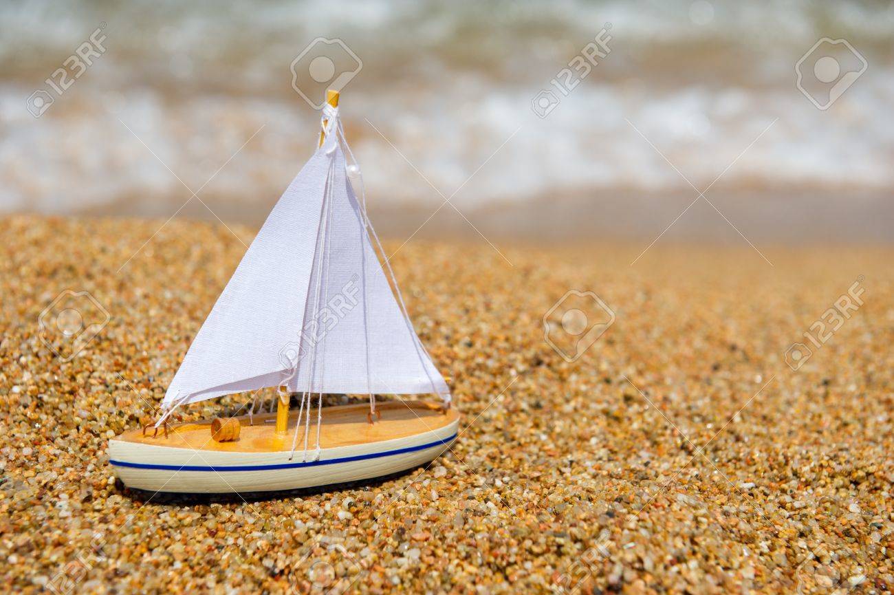 ビーチで木のおもちゃ帆ボート の写真素材 画像素材 Image