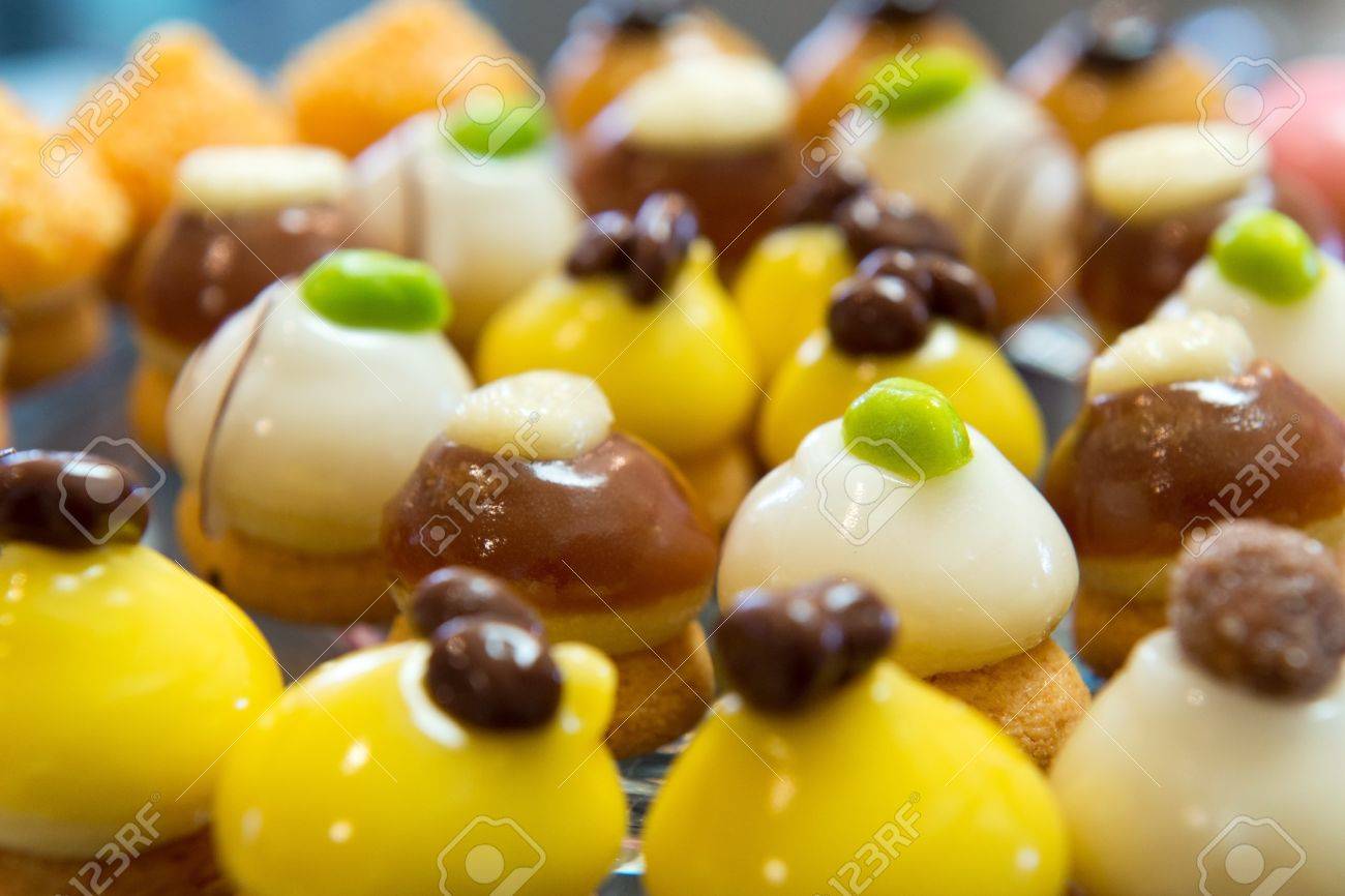 多くのカラフルなプチフール マジパンとチョコレート の写真素材 画像素材 Image 18203405