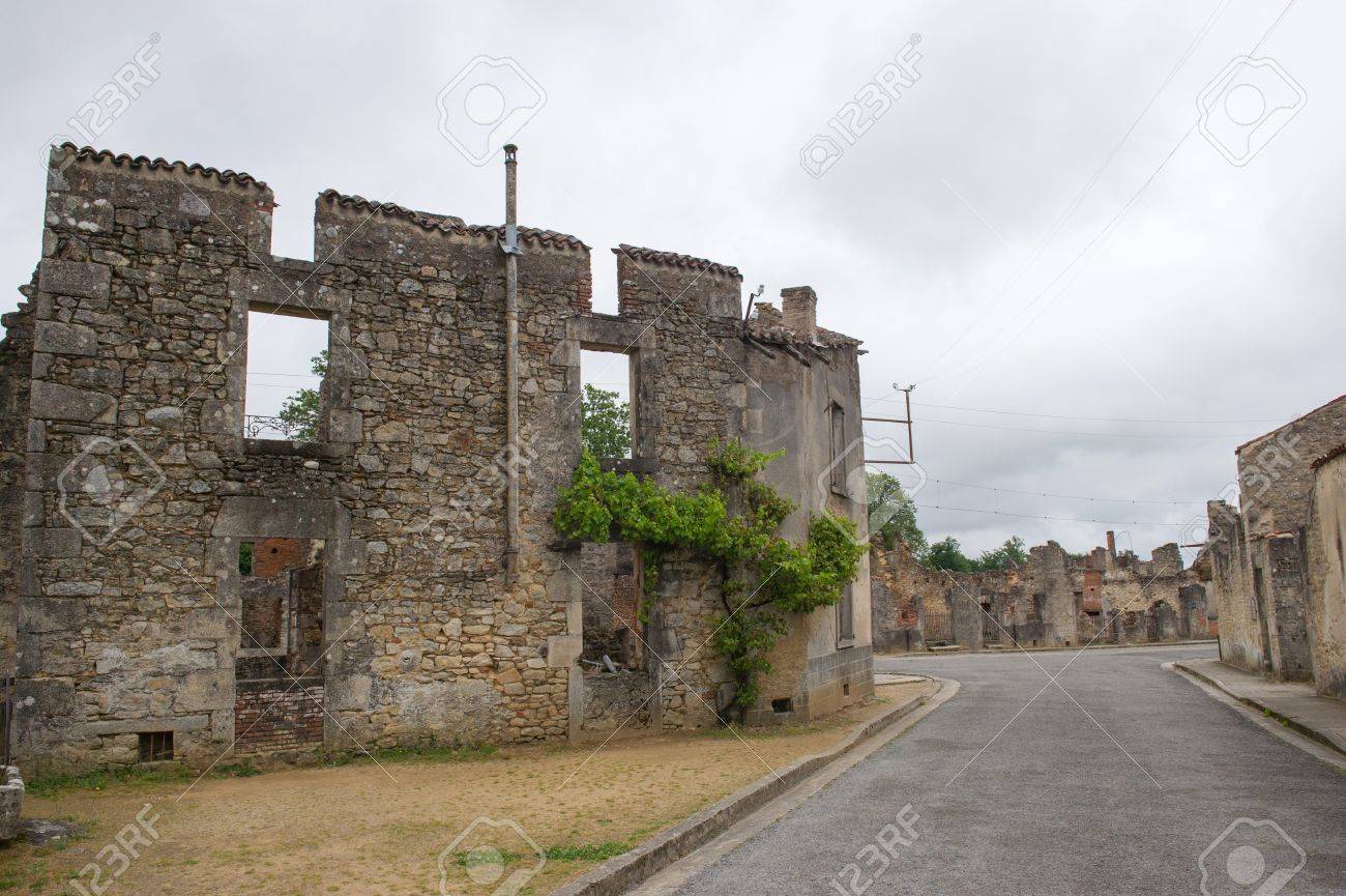 破壊されたオラドゥール シュル グラヌがありますフランスのリムーザン地域圏の の写真素材 画像素材 Image